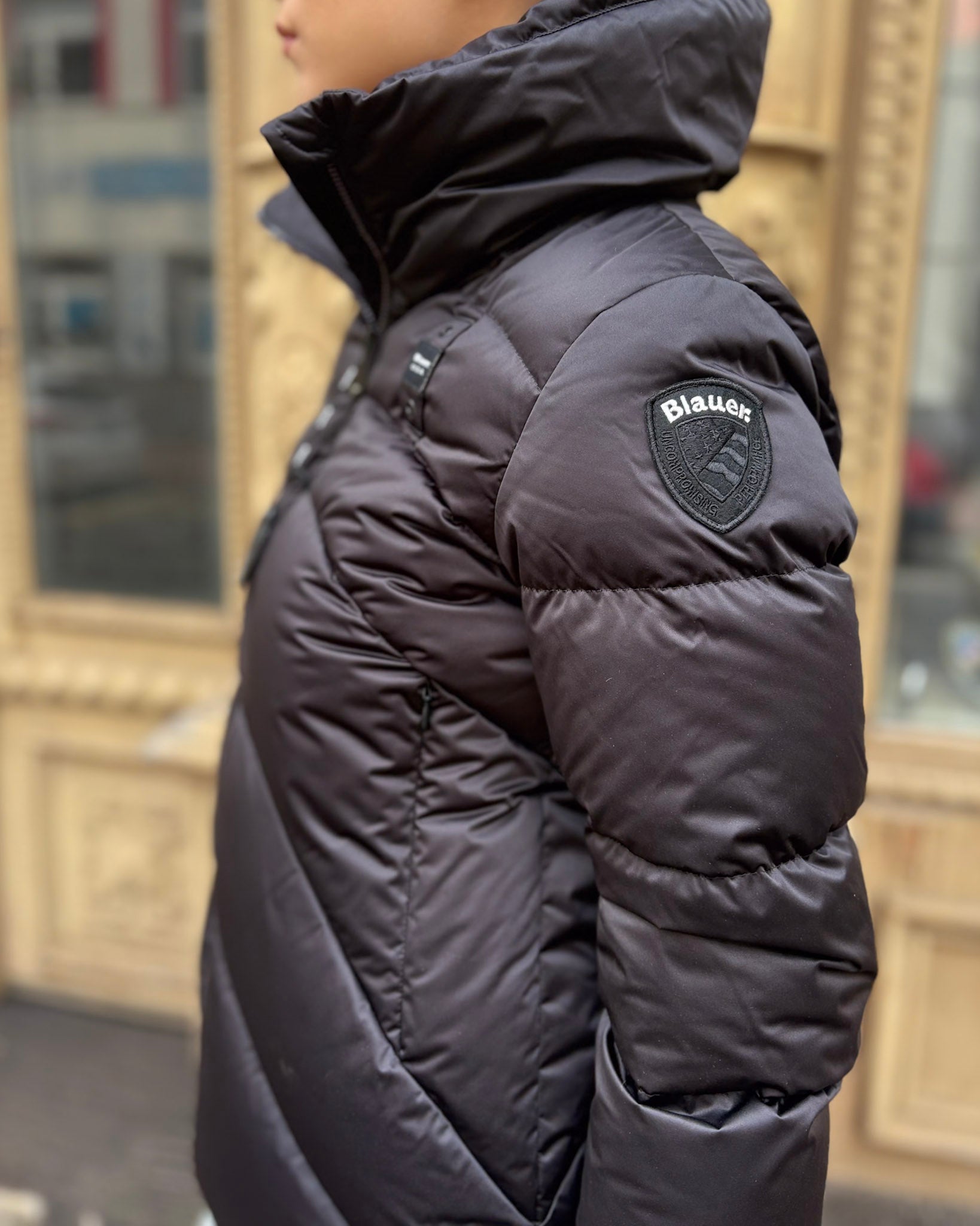DÁMSKÁ KRÁTKÁ BUNDA BLAUER S LÍMCEM