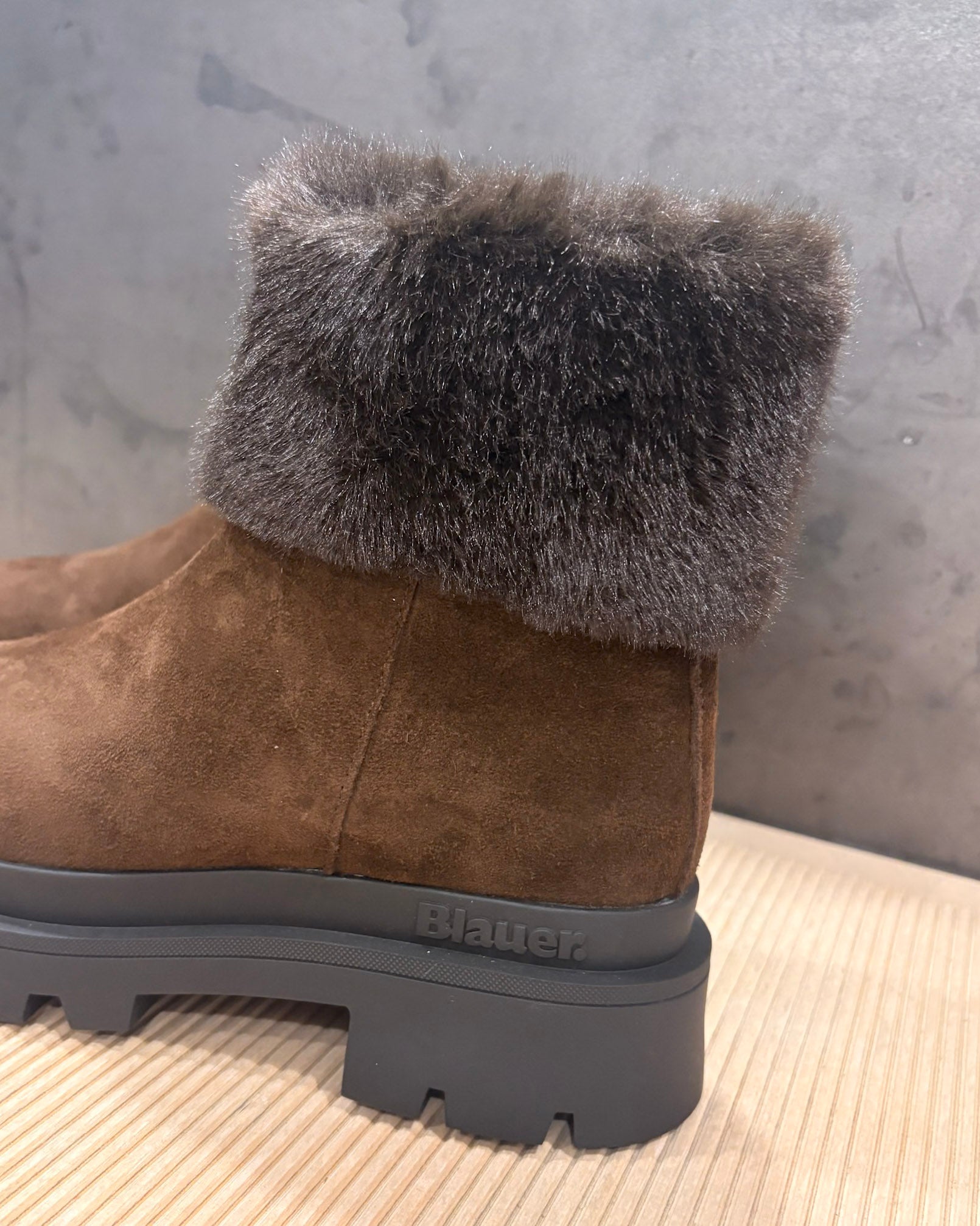 DÁMSKE KOTNÍKOVÉ TOPÁNKY BLAUER S UMELOU KOŽUŠINOU