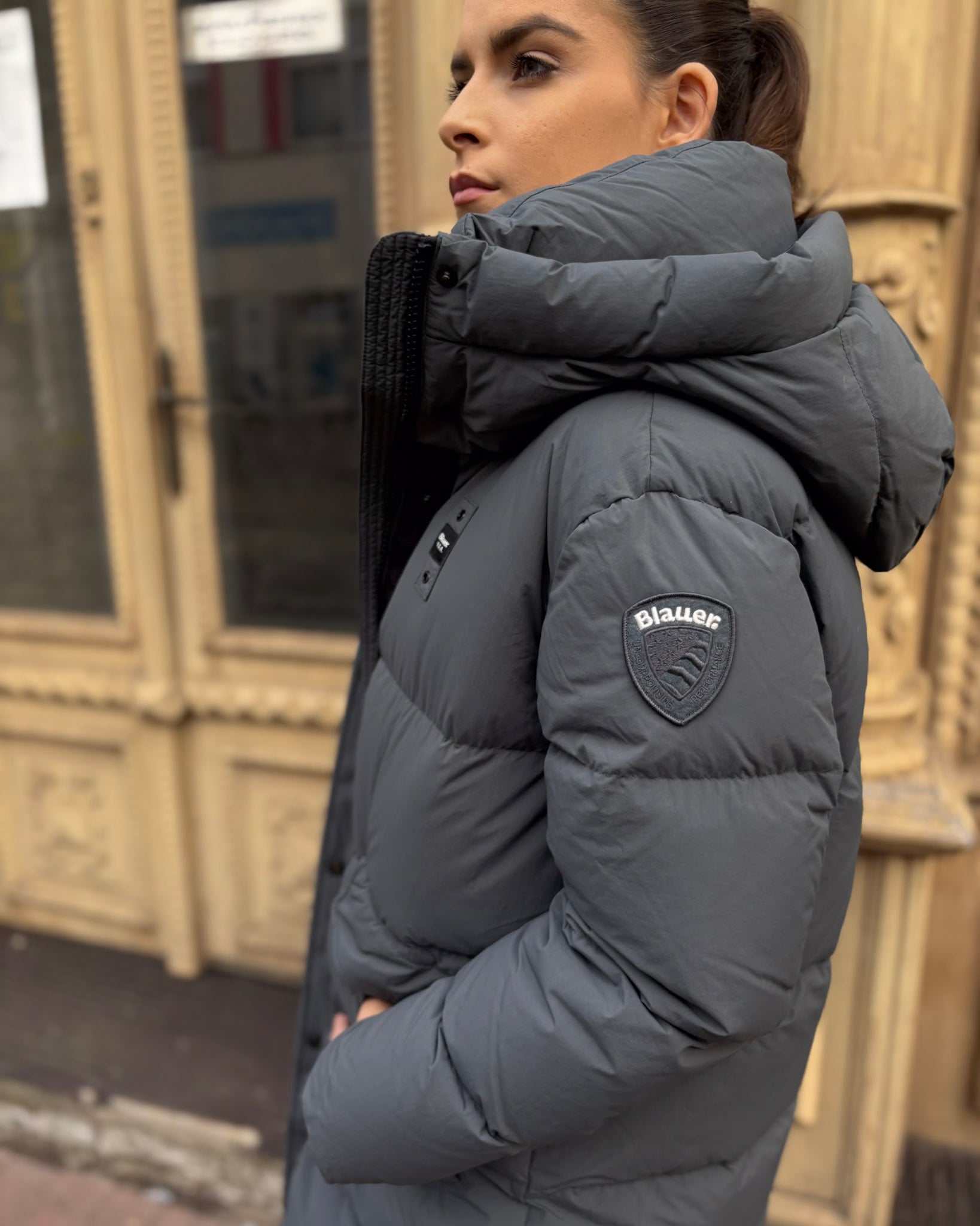 DLOUHÁ DÁMSKÁ PÉŘOVÁ BLAUER BUNDA LENA SE ČTYŘMI KAPSAMI - 25WBLDK03182006985