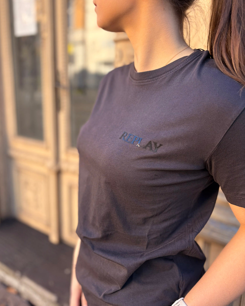 DÁMSKÉ TRIČKO REPLAY S LOGEM NA HRUDNÍKU