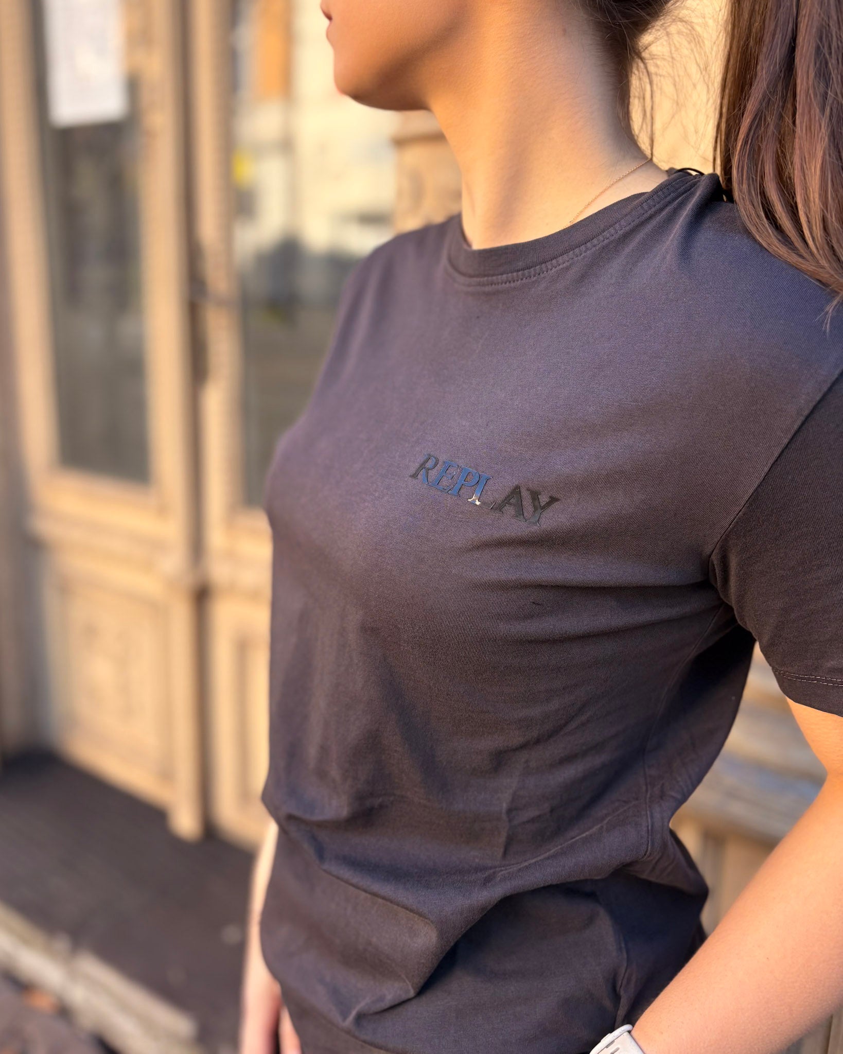 DÁMSKÉ TRIČKO REPLAY S LOGEM NA HRUDNÍKU