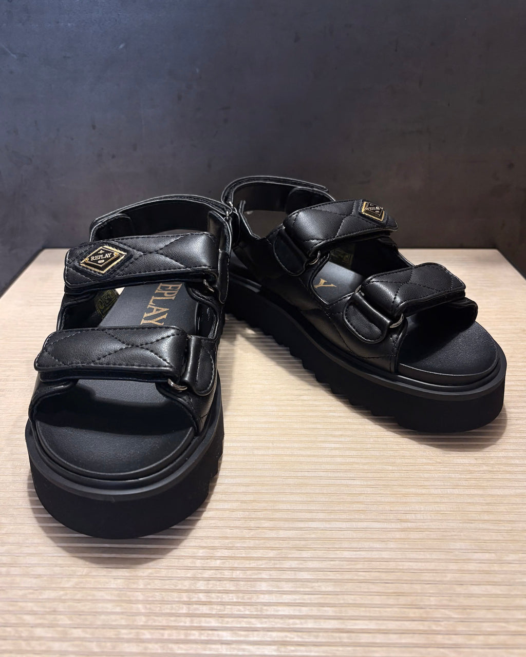 DÁMSKÉ SANDÁLE REPLAY S DIAMANTOVÝM PROŠÍVÁNÍM 