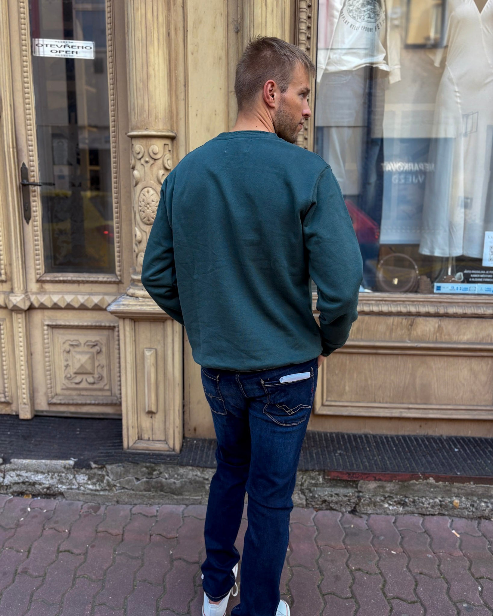 PÁNSKÁ MIKINA REPLAY S KULATÝM VÝSTŘIHEM Z KARTÁČOVANÉ BAVLNY