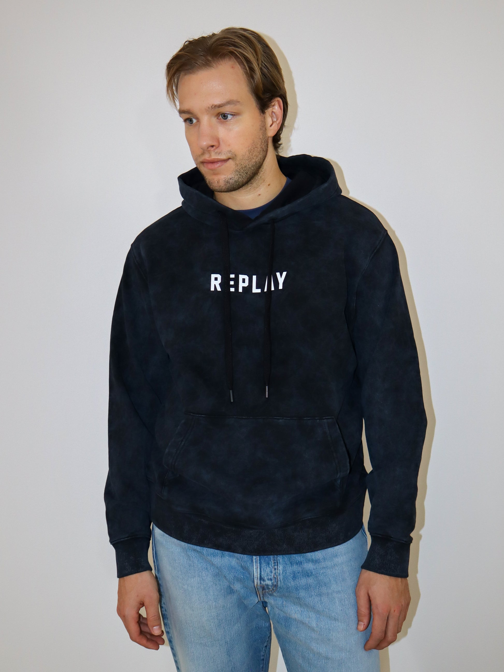 REPLAY PÁNSKÁ MIKINA S KAPUCÍ A POTISKEM ČÍSEL