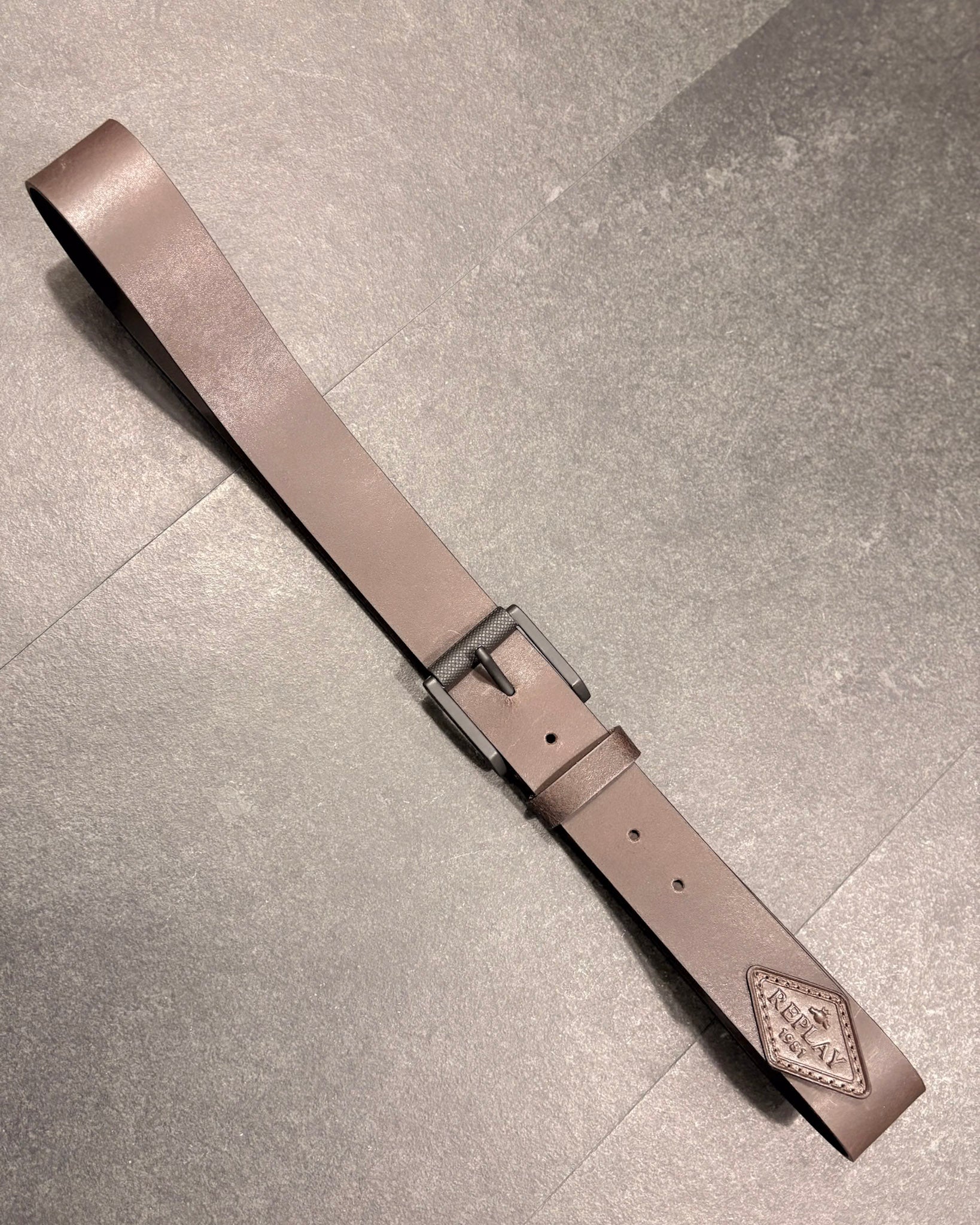 REPLAY PÁSEK S DIAMANTOVÝM LOGEM 