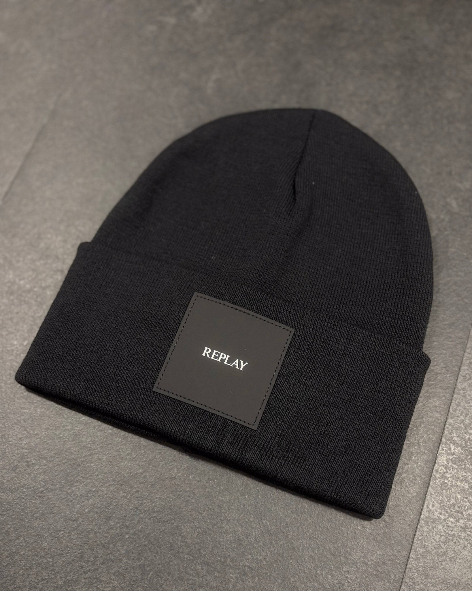 ČEPICE REPLAY S LOGEM NA LEMU 