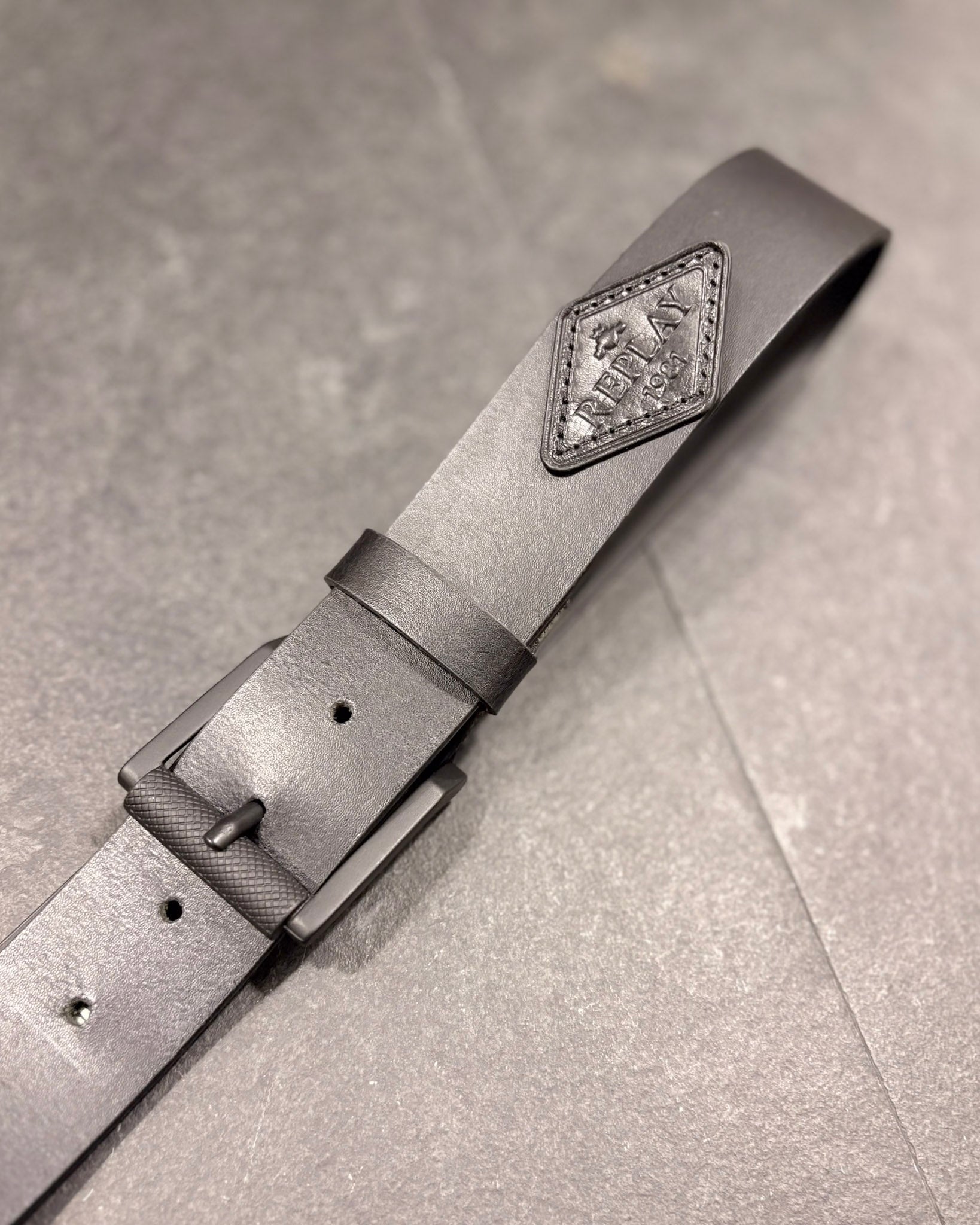 REPLAY PÁSEK S DIAMANTOVÝM LOGEM 