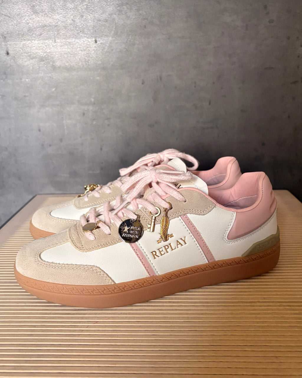 DÁMSKÉ TENISKY REPLAY S PŘÍVĚSKY