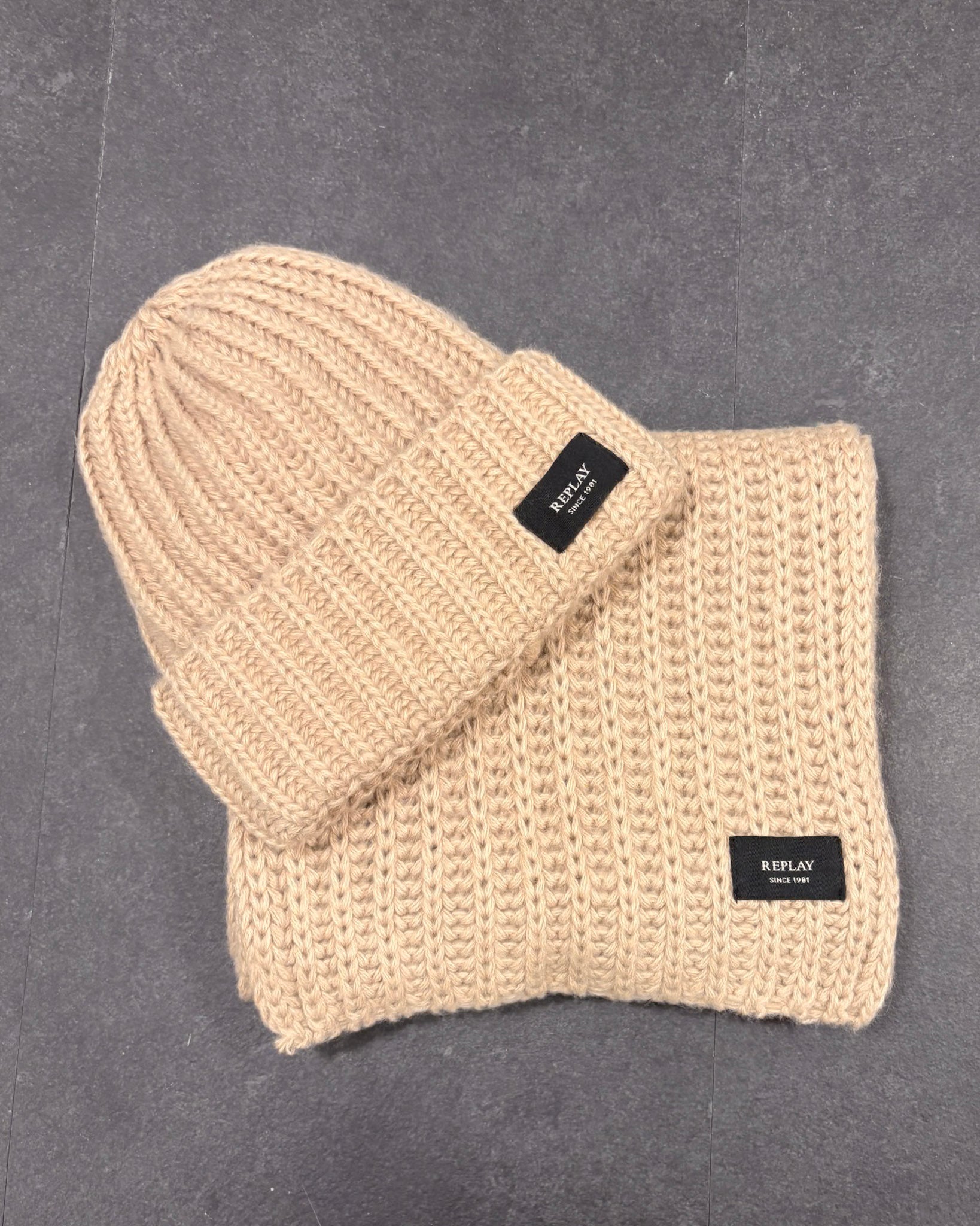 REPLAY SÁL ÉS SAPKA SZETT