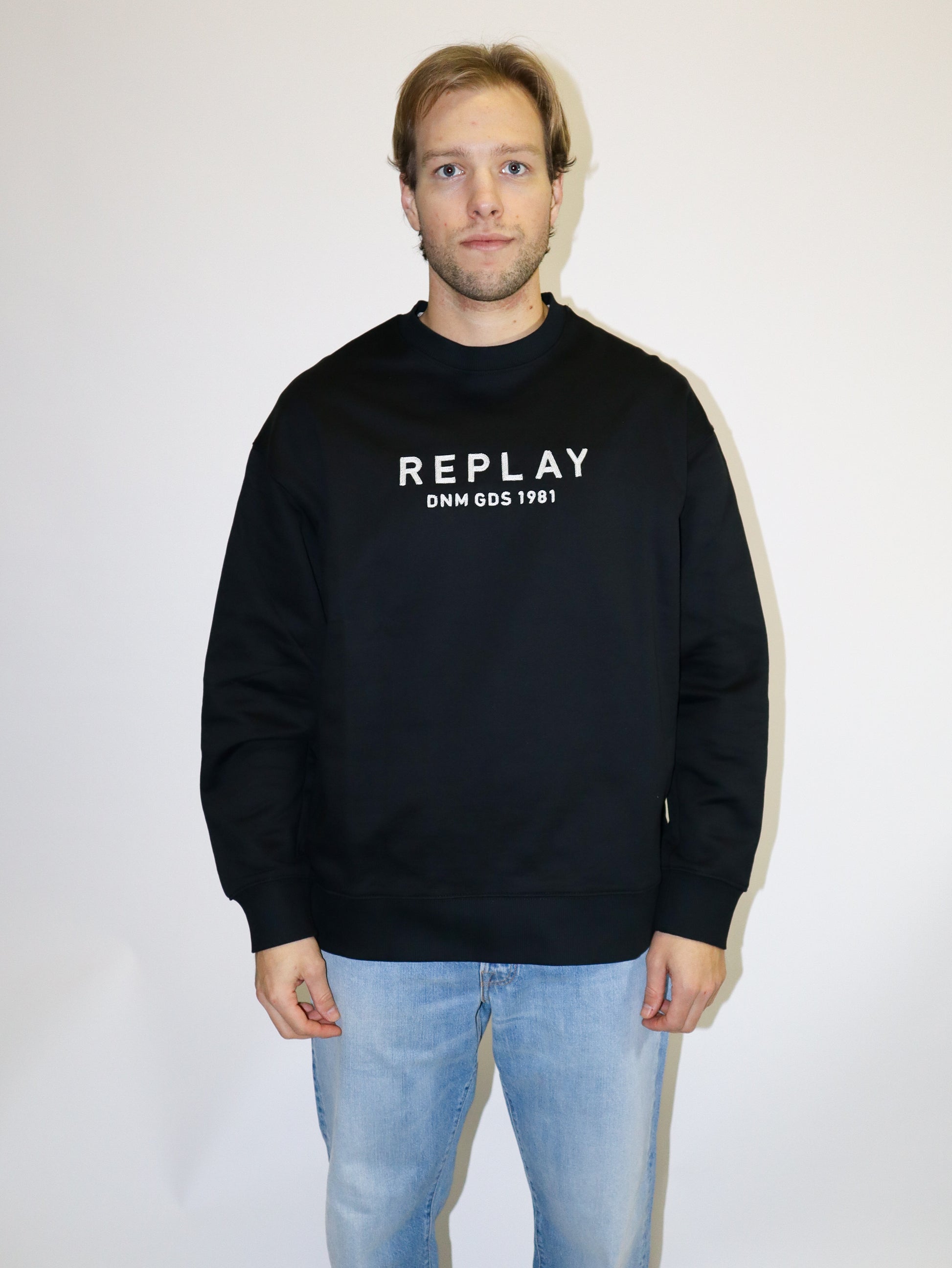 REPLAY PÁNSKÁ MIKINA UVOLNĚNÉHO STŘIHU S NÁPISEM