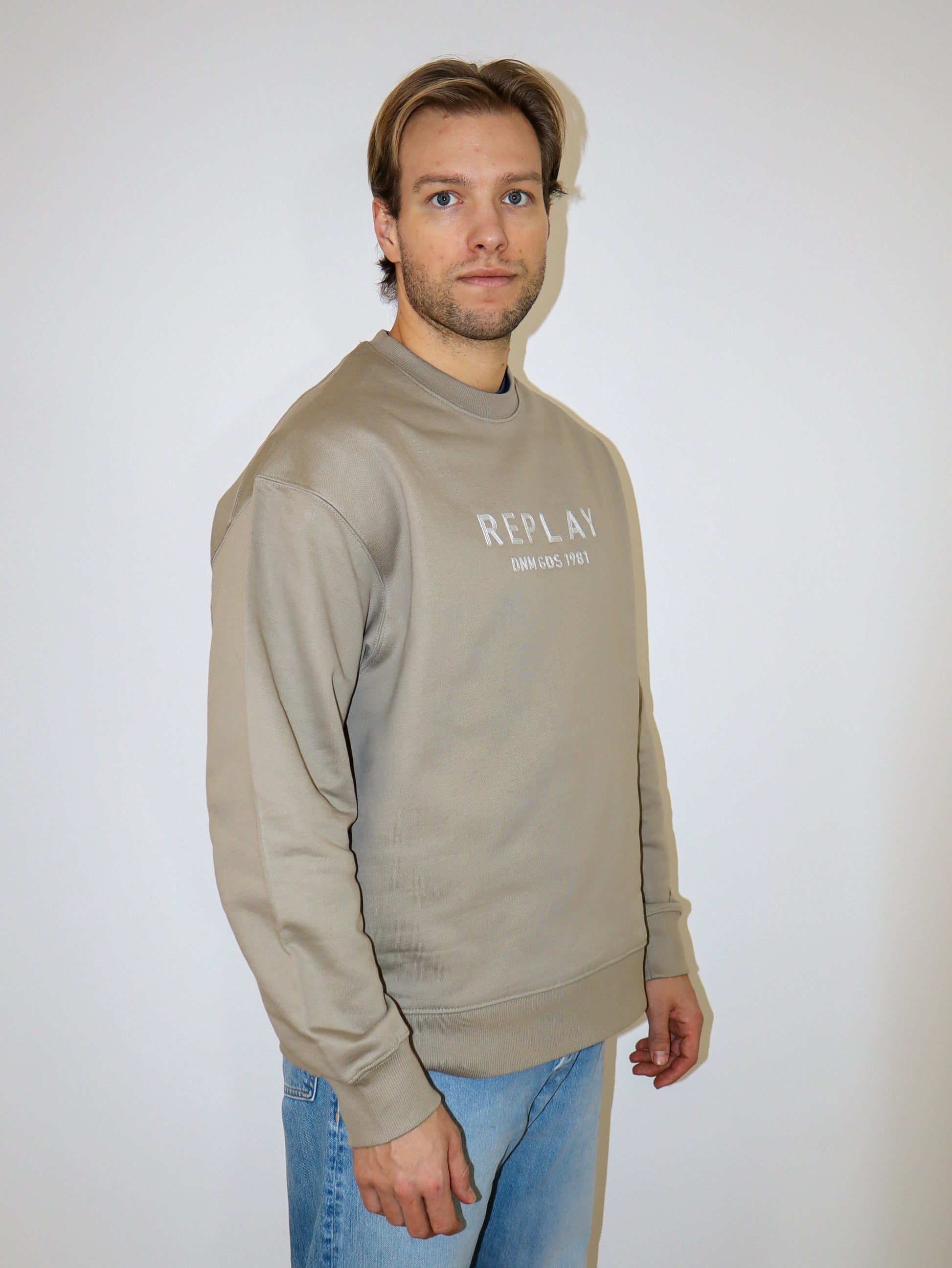 REPLAY PÁNSKÁ MIKINA UVOLNĚNÉHO STŘIHU S NÁPISEM