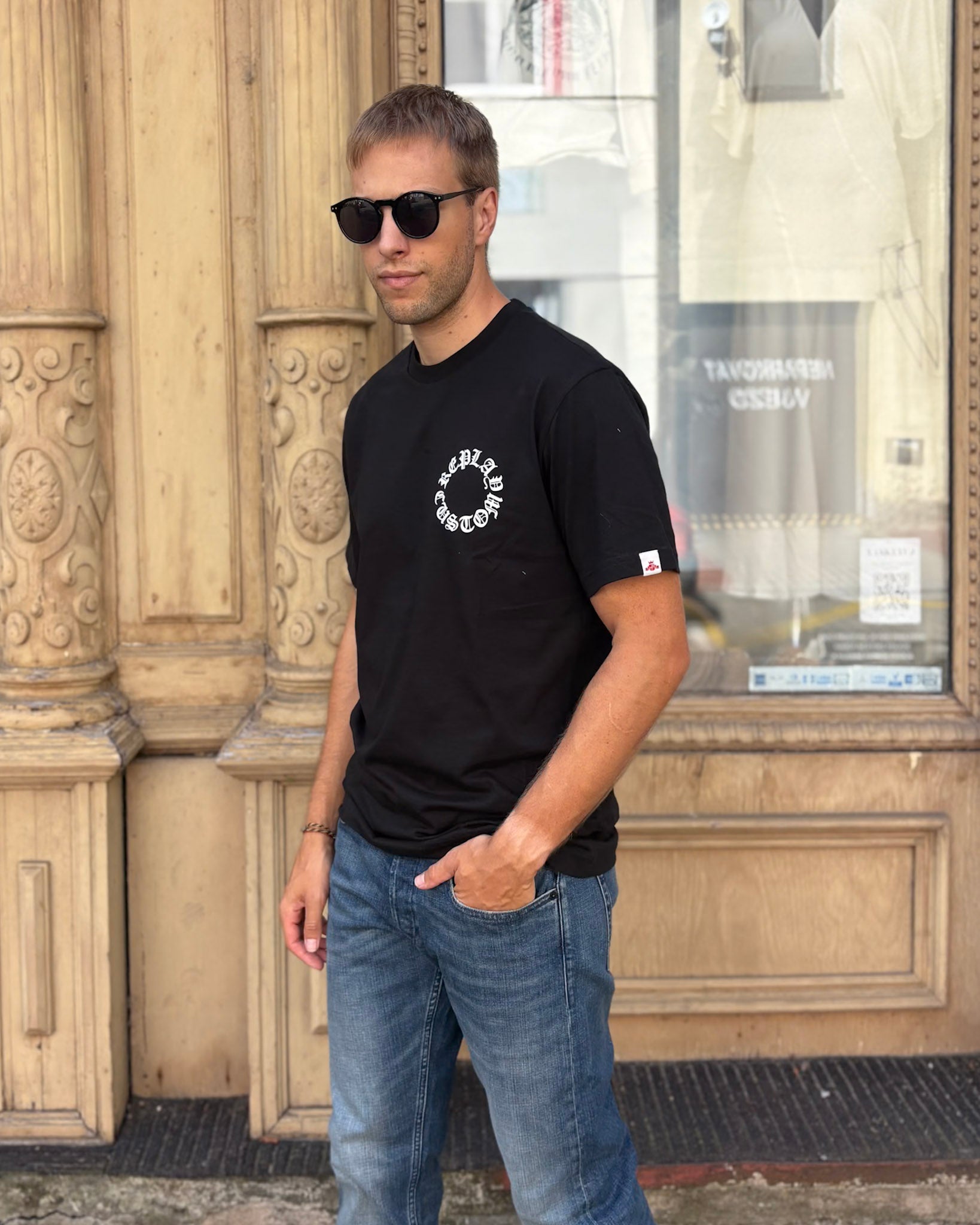 REPLAY FÉRFI PÓLÓ NYOMTATÁSSAL A HÁTULJÁN