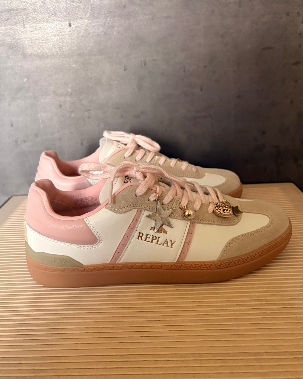 DÁMSKÉ TENISKY REPLAY S PŘÍVĚSKY