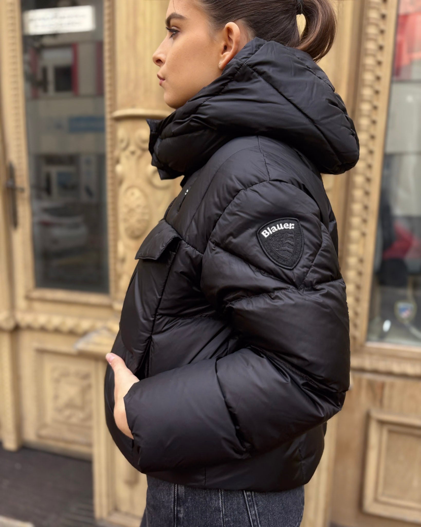 KRÁTKÁ LESKLÁ PÉŘOVÁ BLAUER BUNDA LAVAL 