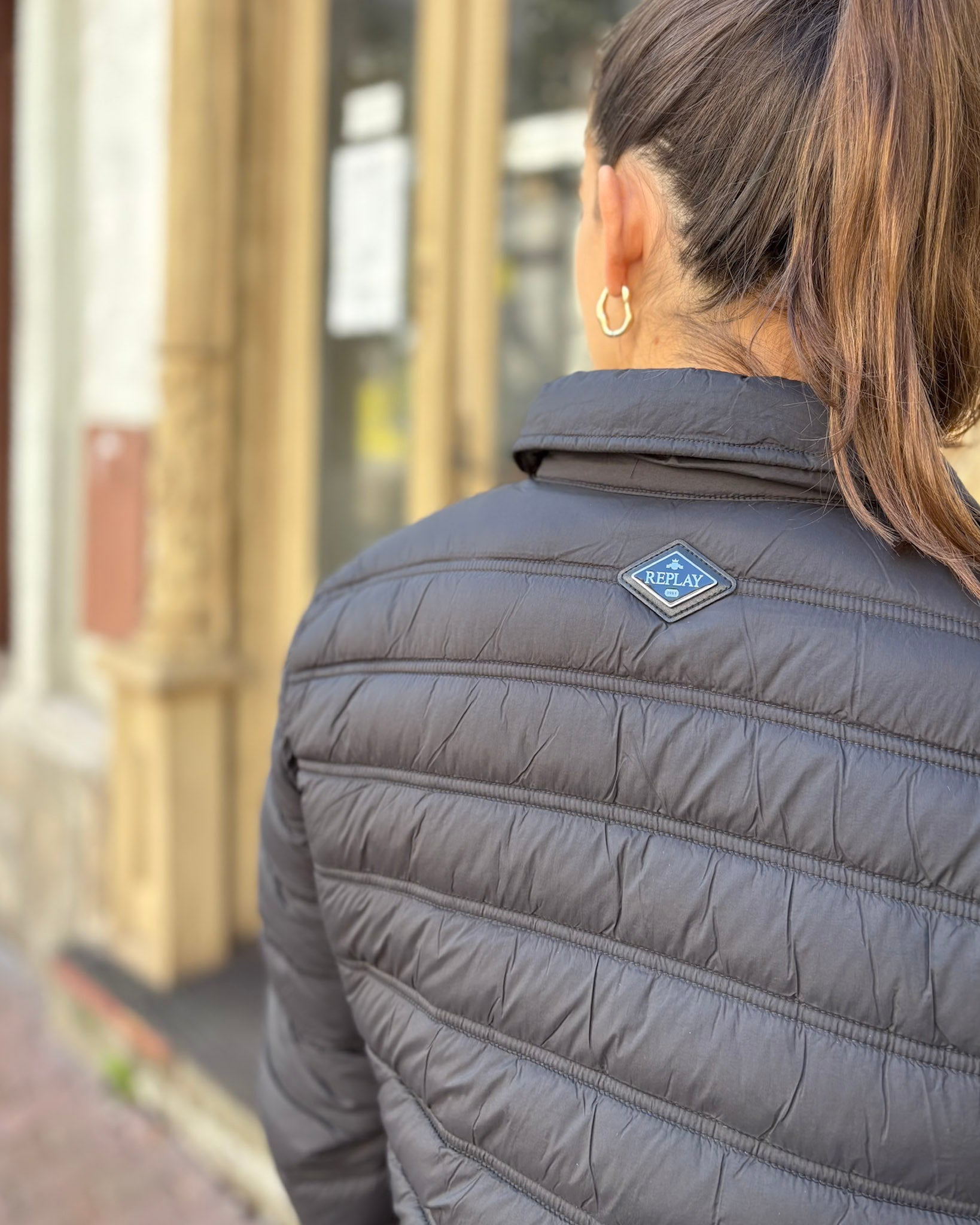 DÁMSKÁ Skrátená BUNDA REPLAY S PRÍČNYM PREŠÍVANÍM A LÍMCOM