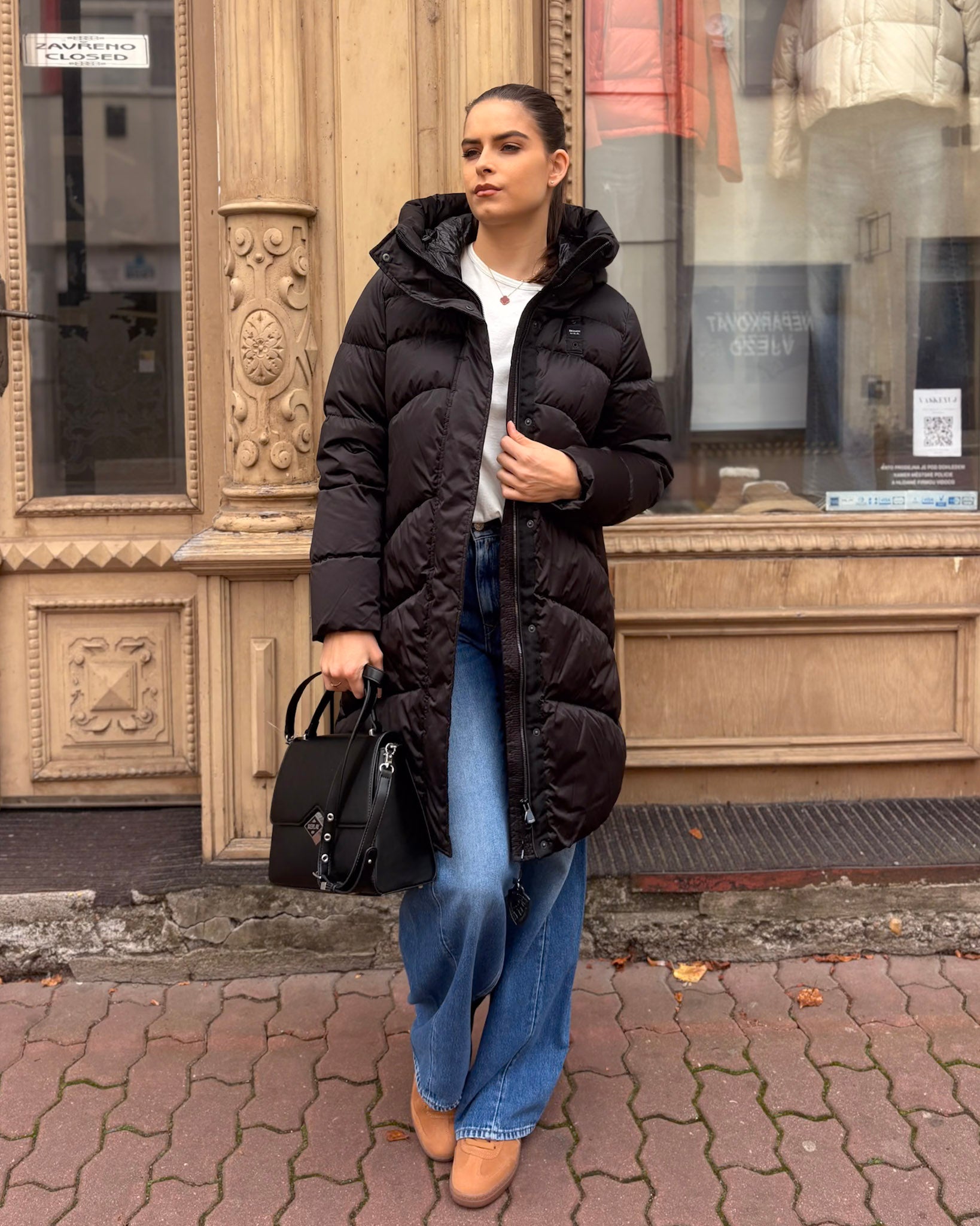 BLAUER Opera dámský kabát s šikmým prošíváním - přední pohled s otevřeným zipem