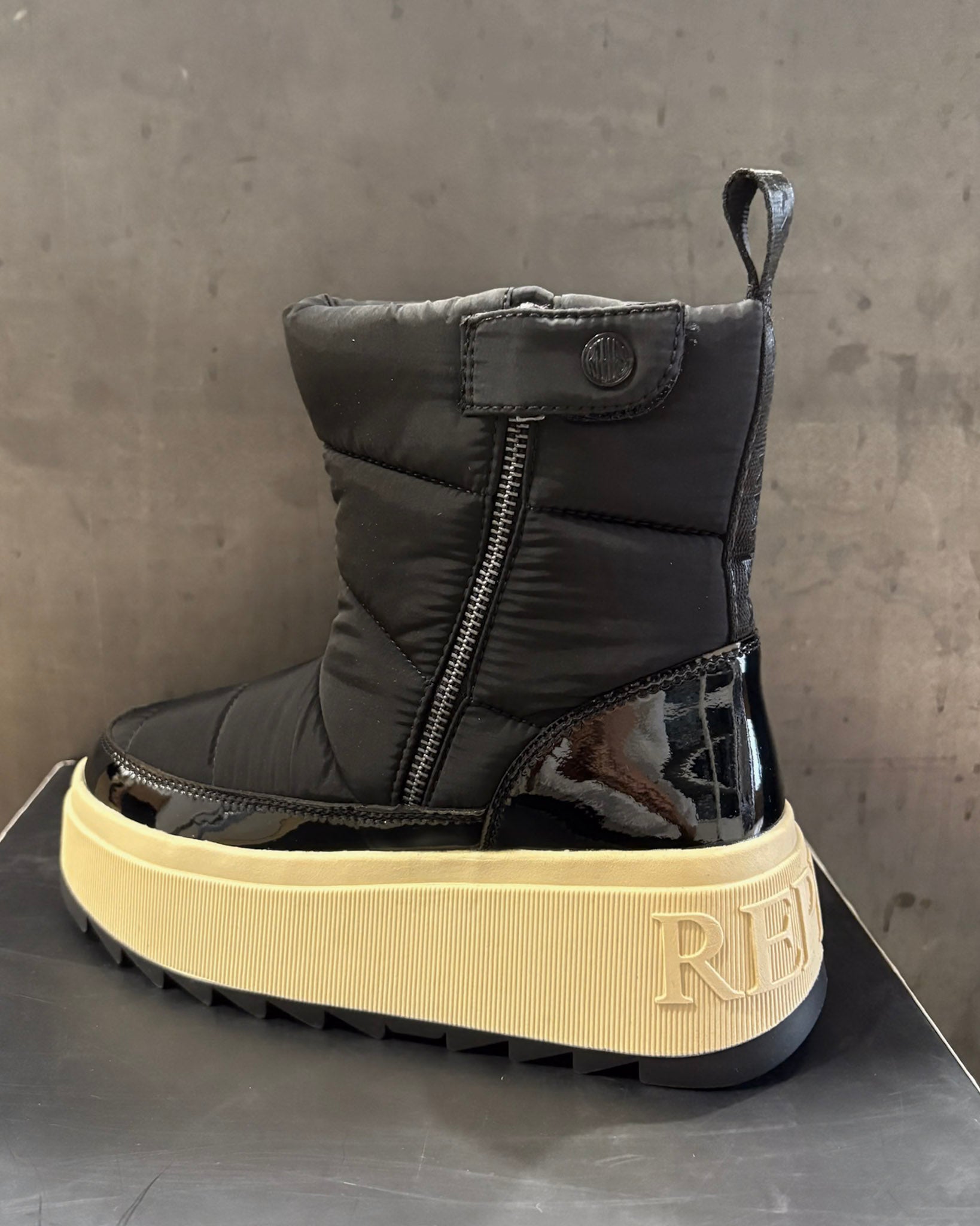 NŐI REPLAY GYAPJÚ KABÁTOK KERESZTHŰTÉSSEL