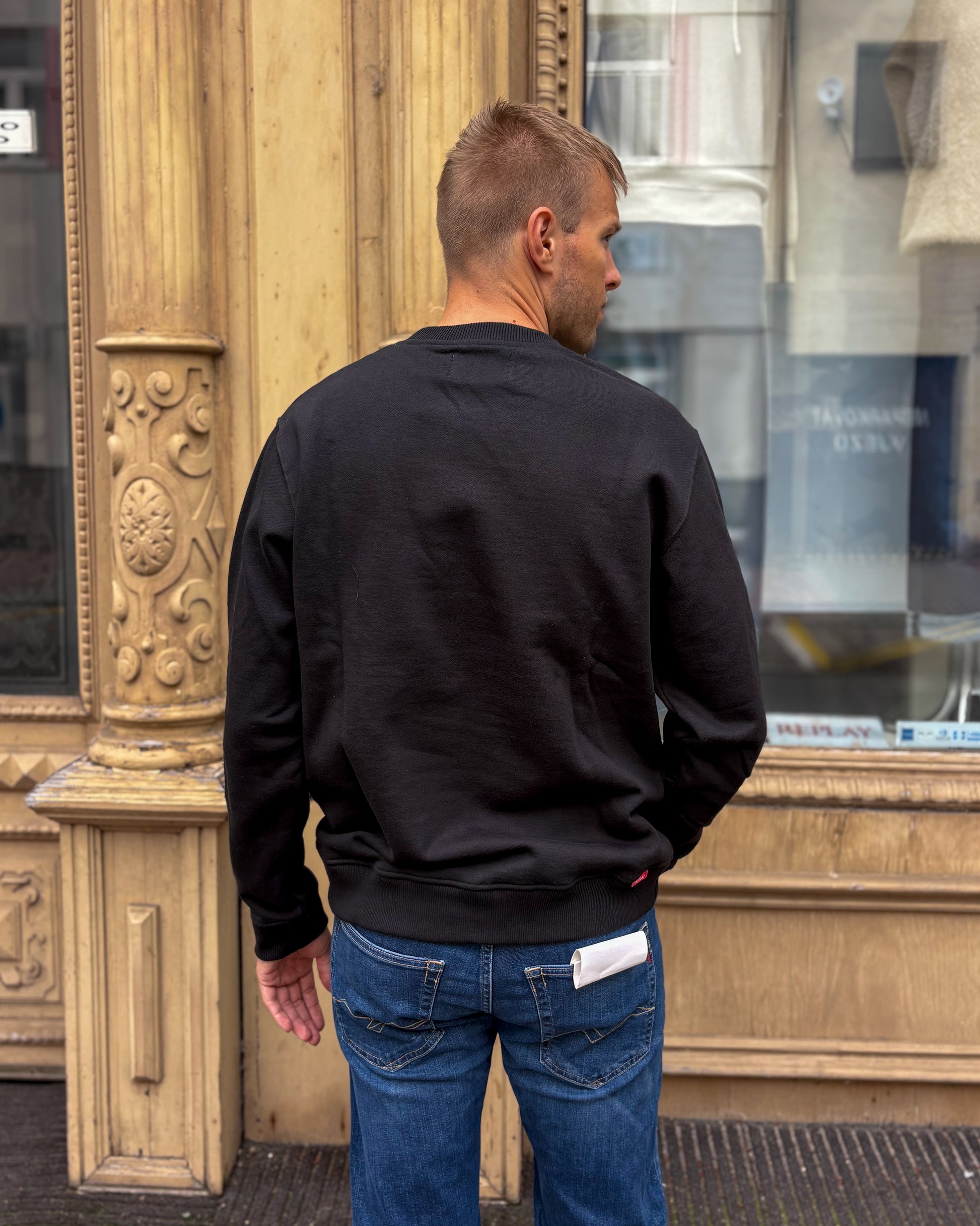 PÁNSKÁ MIKINA REPLAY S KULATÝM VÝSTŘIHEM Z KARTÁČOVANÉ BAVLNY