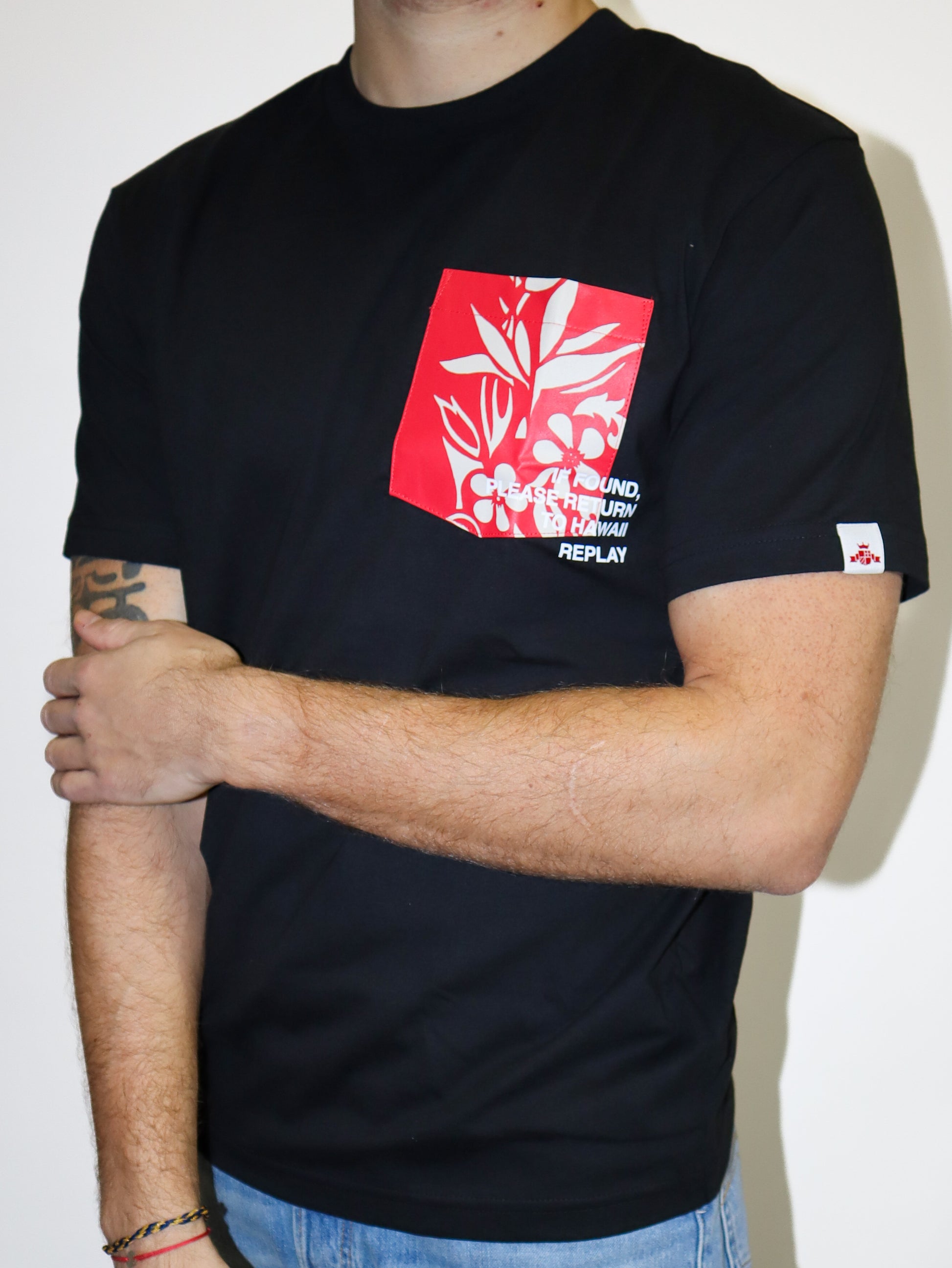 REPLAY PÁNSKÉ TRIČKO S NÁPRSNÍ KAPSIČKOU S POTISKEM