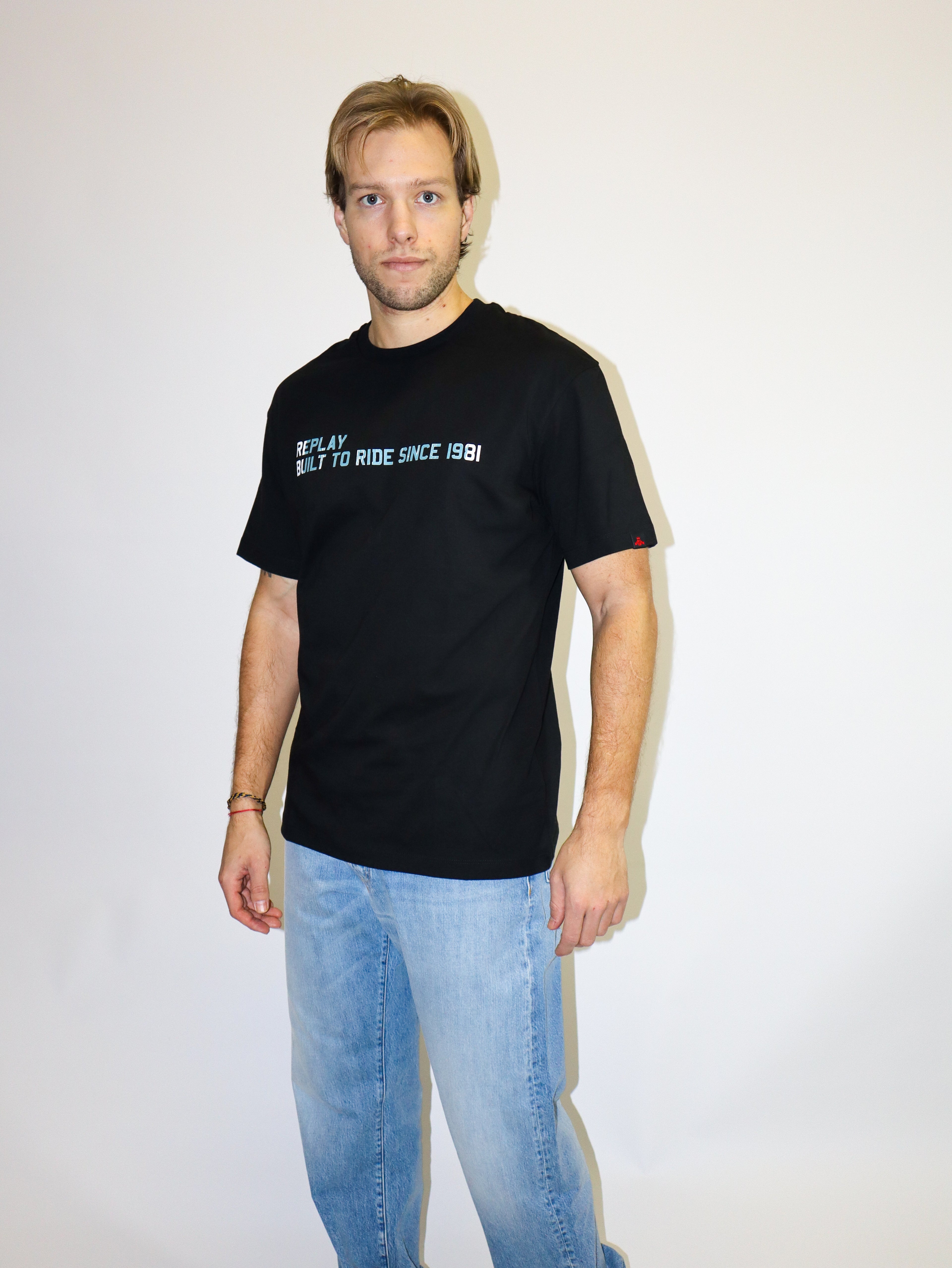 REPLAY PÁNSKE TRIČKO VOĽNÉHO STRIHU S POTLAČOU