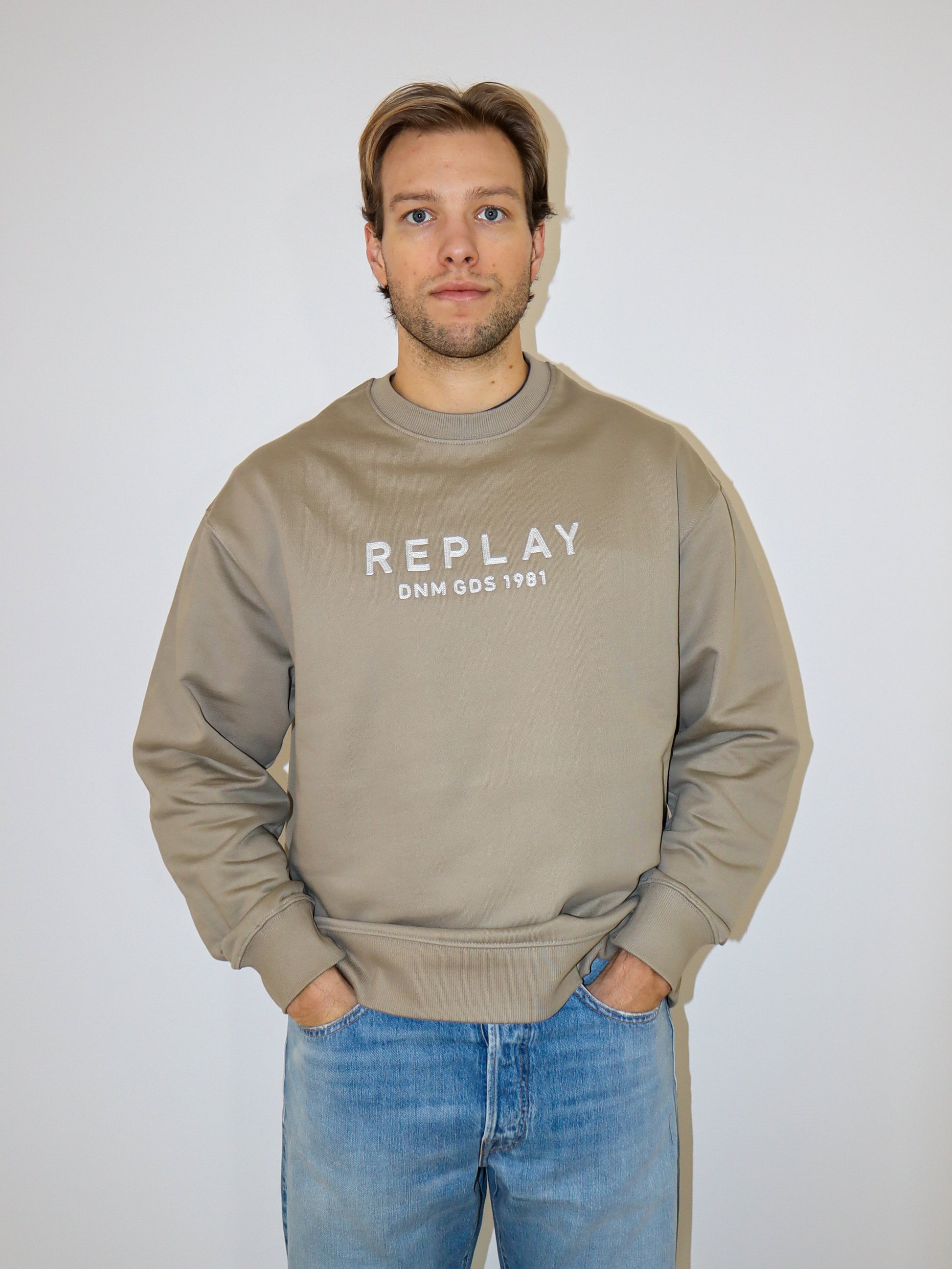 REPLAY PÁNSKÁ MIKINA UVOLNĚNÉHO STŘIHU S NÁPISEM