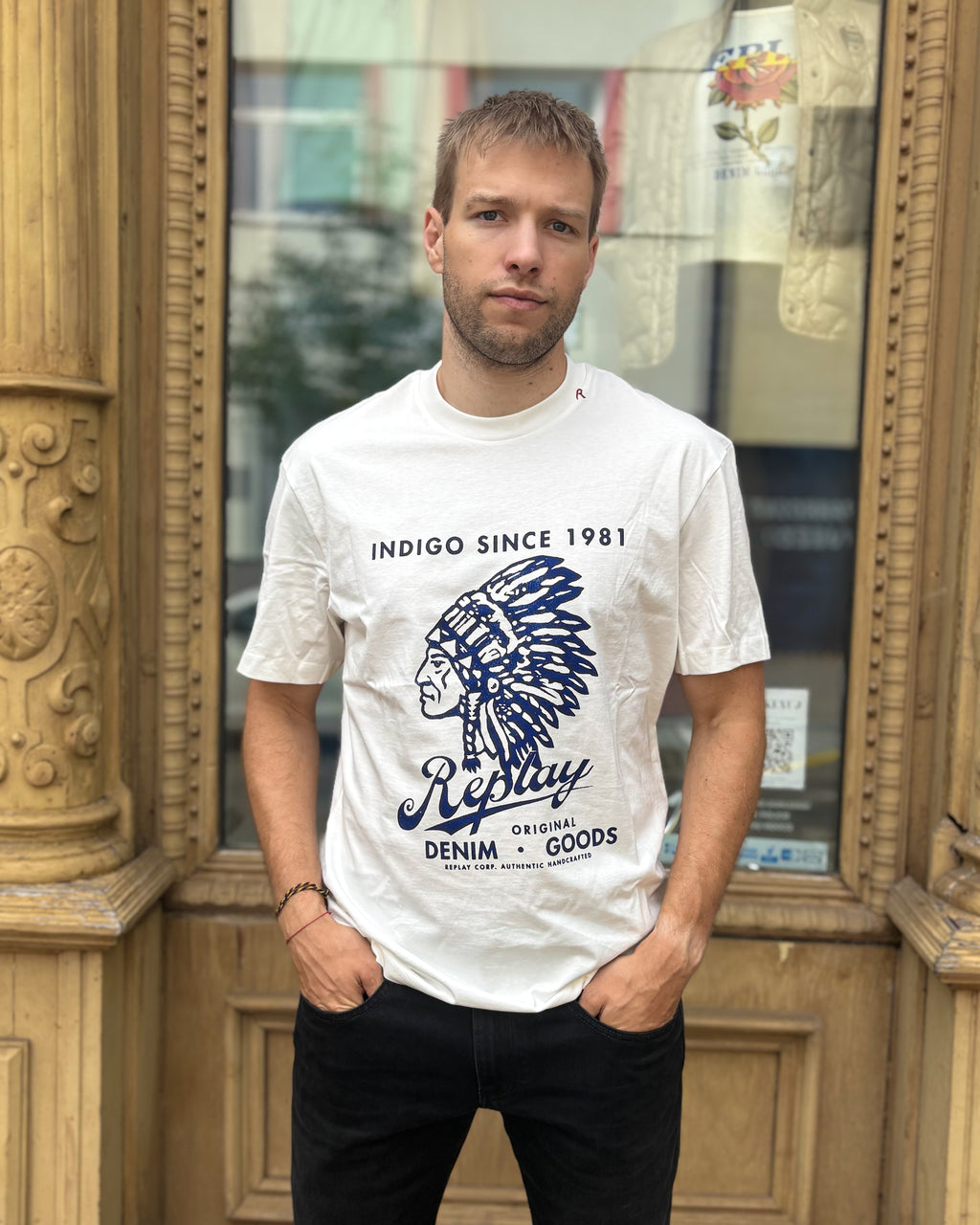 PÁNSKÉ TRIČKO REPLAY  UVOLNĚNÉHO STŘIHU “INDIGO SINCE 1981”