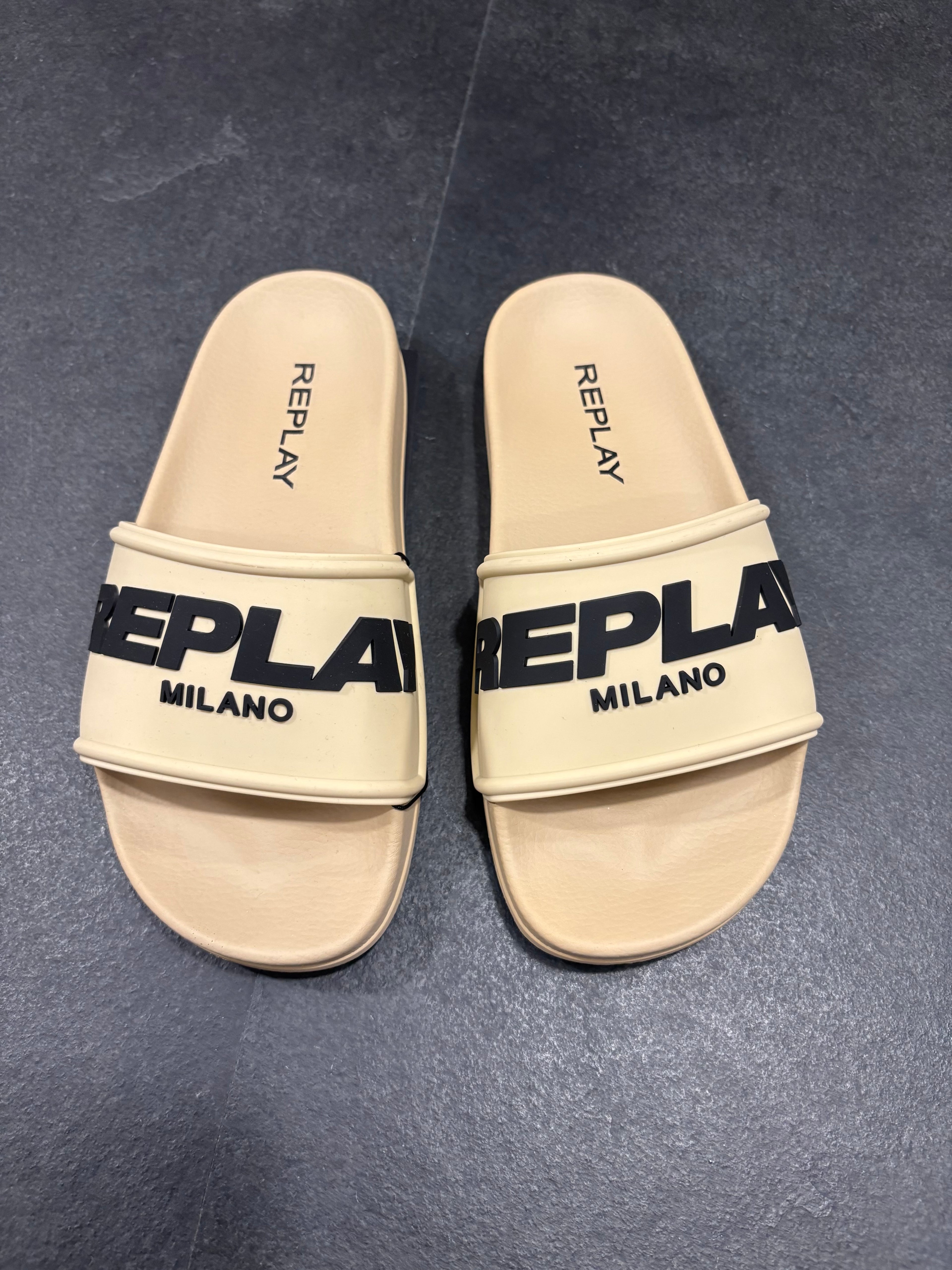 Dámské béžové pantofle REPLAY s černým nápisem REPLAY MILANO.