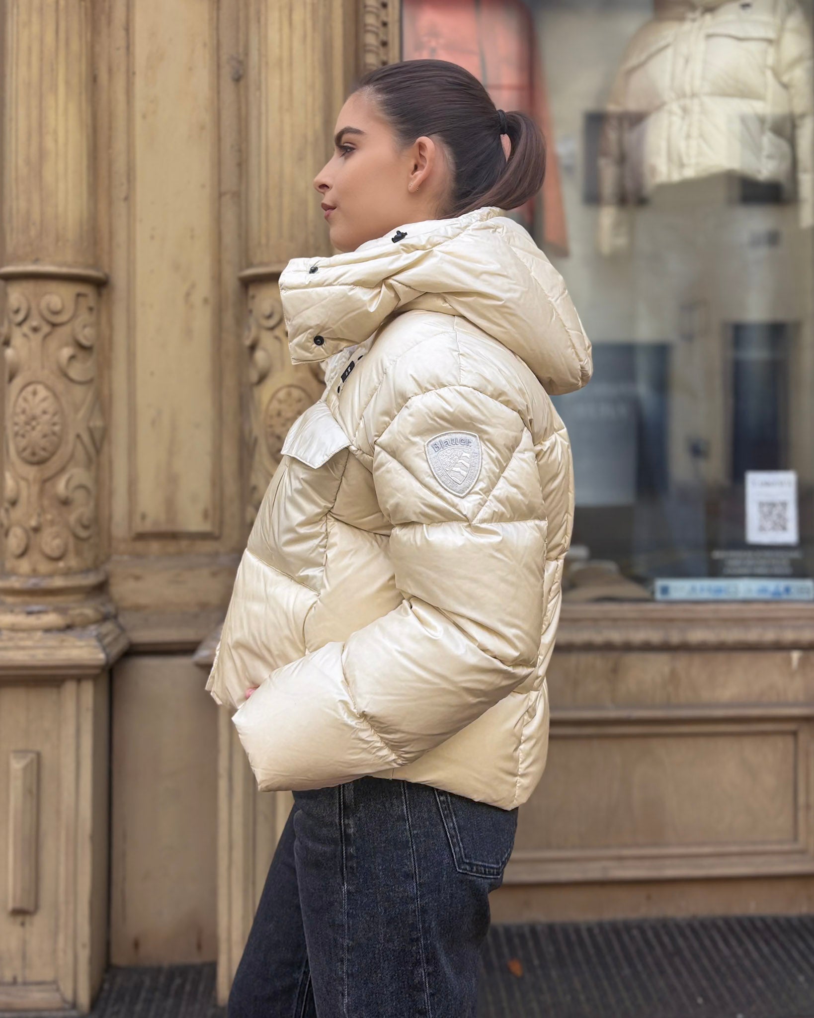 KRÁTKÁ LESKLÁ PÉŘOVÁ BLAUER BUNDA LAVAL 