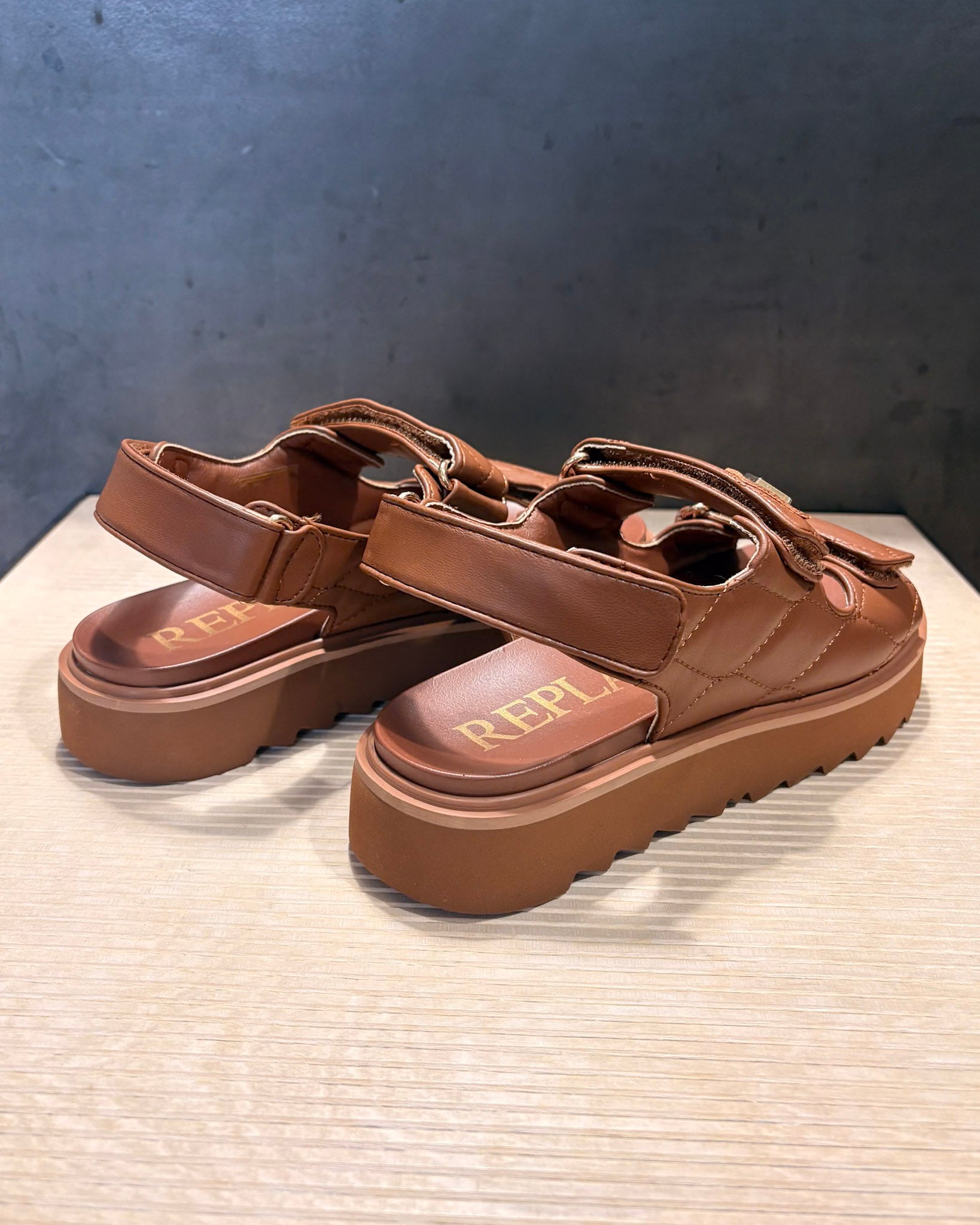 DÁMSKÉ SANDÁLE REPLAY S DIAMANTOVÝM PROŠÍVÁNÍM 