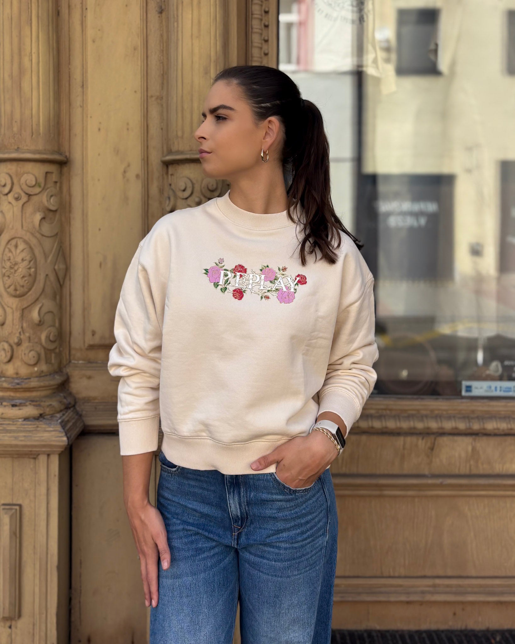 NŐI PULÓVER REPLAY LOGÓVAL ÉS RÓZSA MINTÁVAL