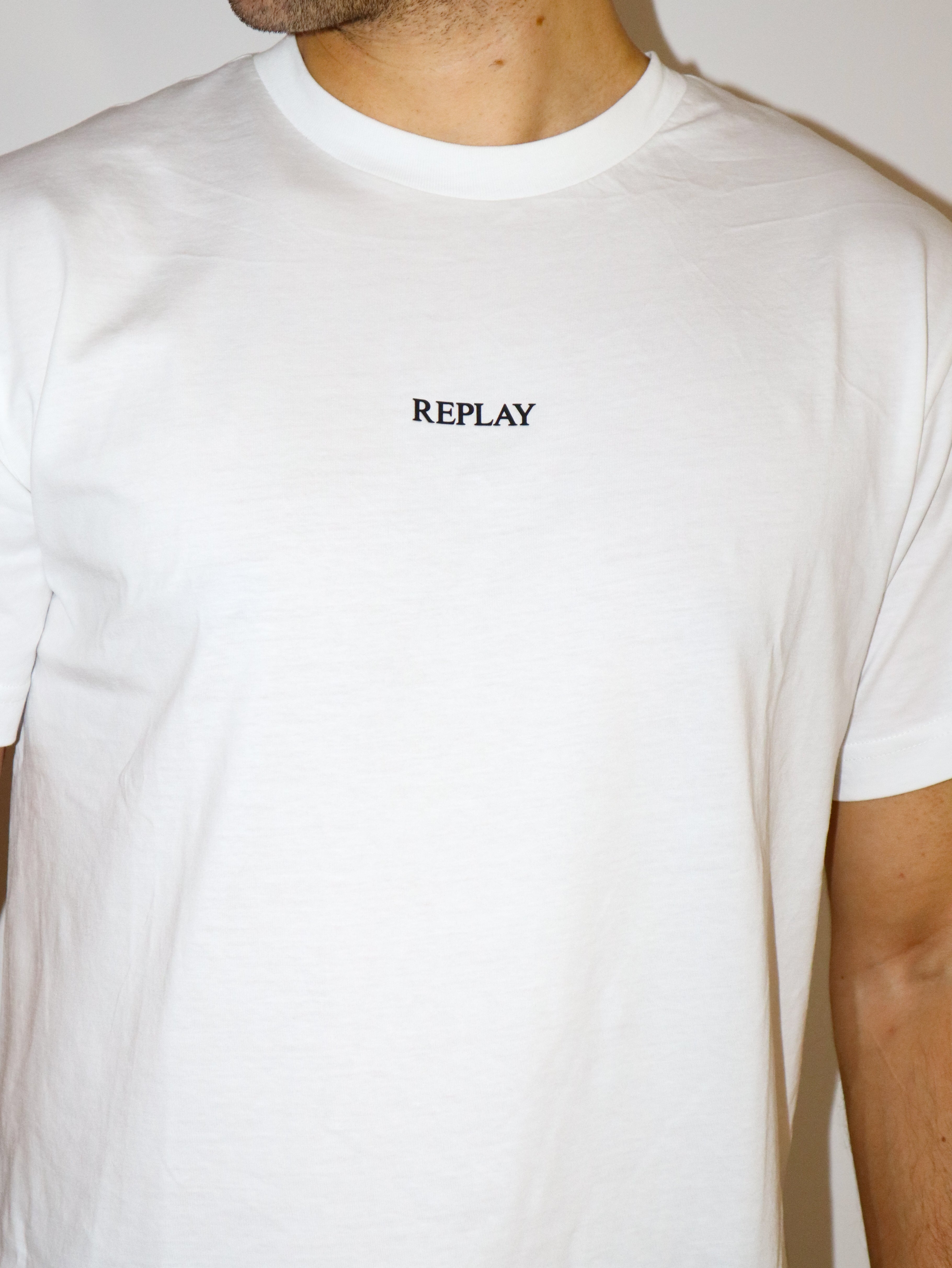 REPLAY PÁNSKÉ BAVLNĚNÉ TRIČKO S VÝSTŘIHEM 