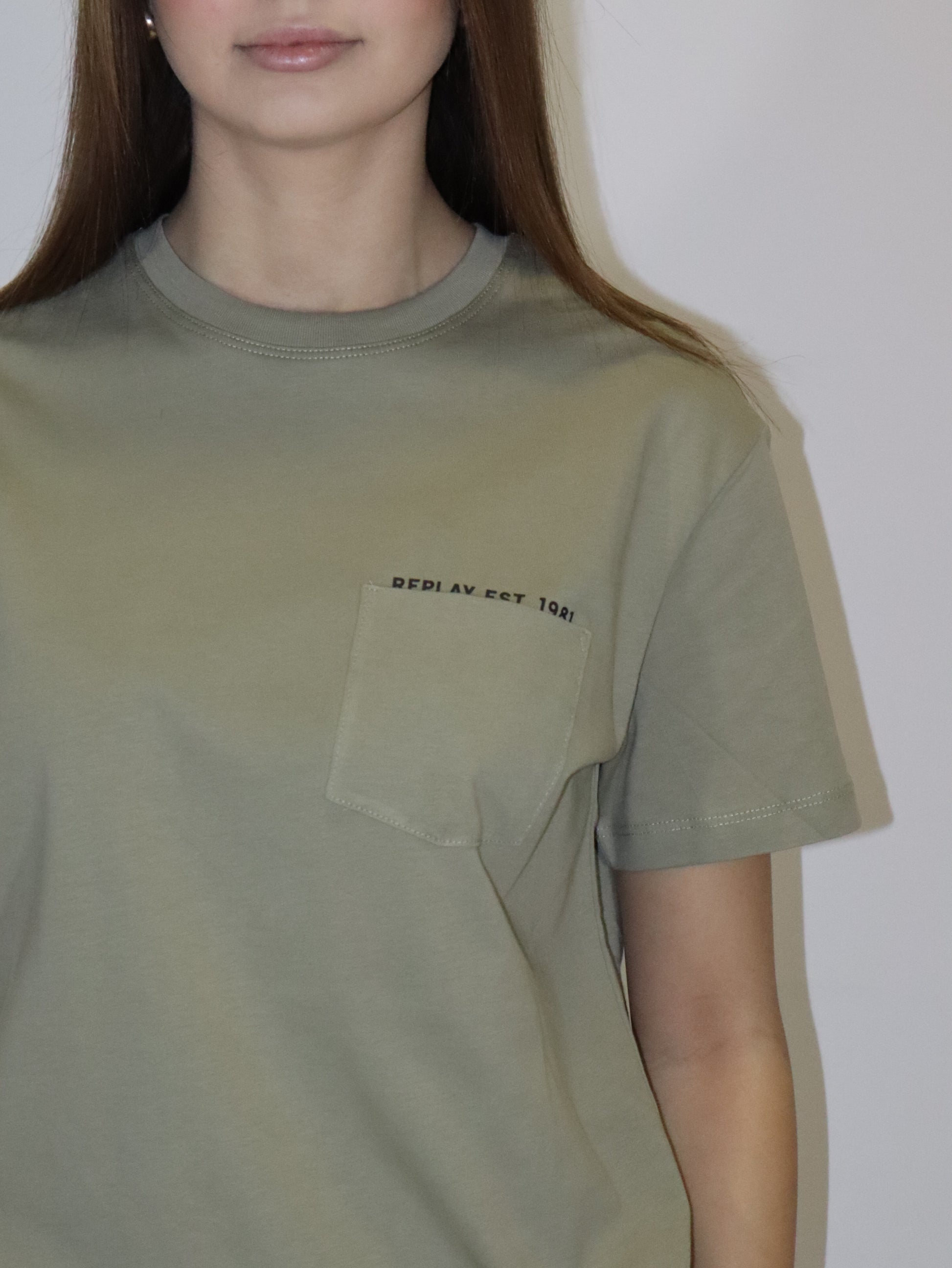 REPLAY DÁMSKÉ TRIČKO REGULAR STŘIHU S NÁPRSNÍ KAPSOU