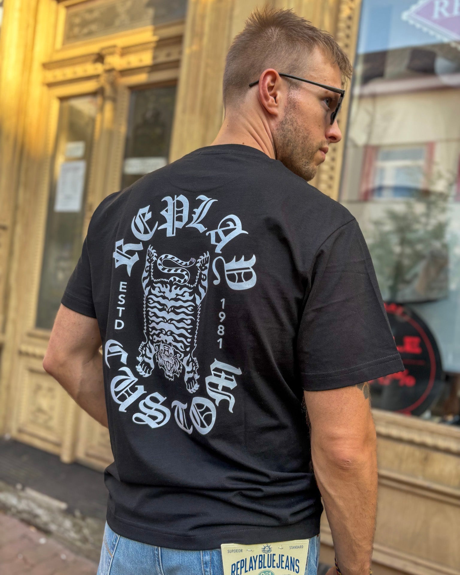 REPLAY FÉRFI PÓLÓ NYOMTATÁSSAL A HÁTULJÁN