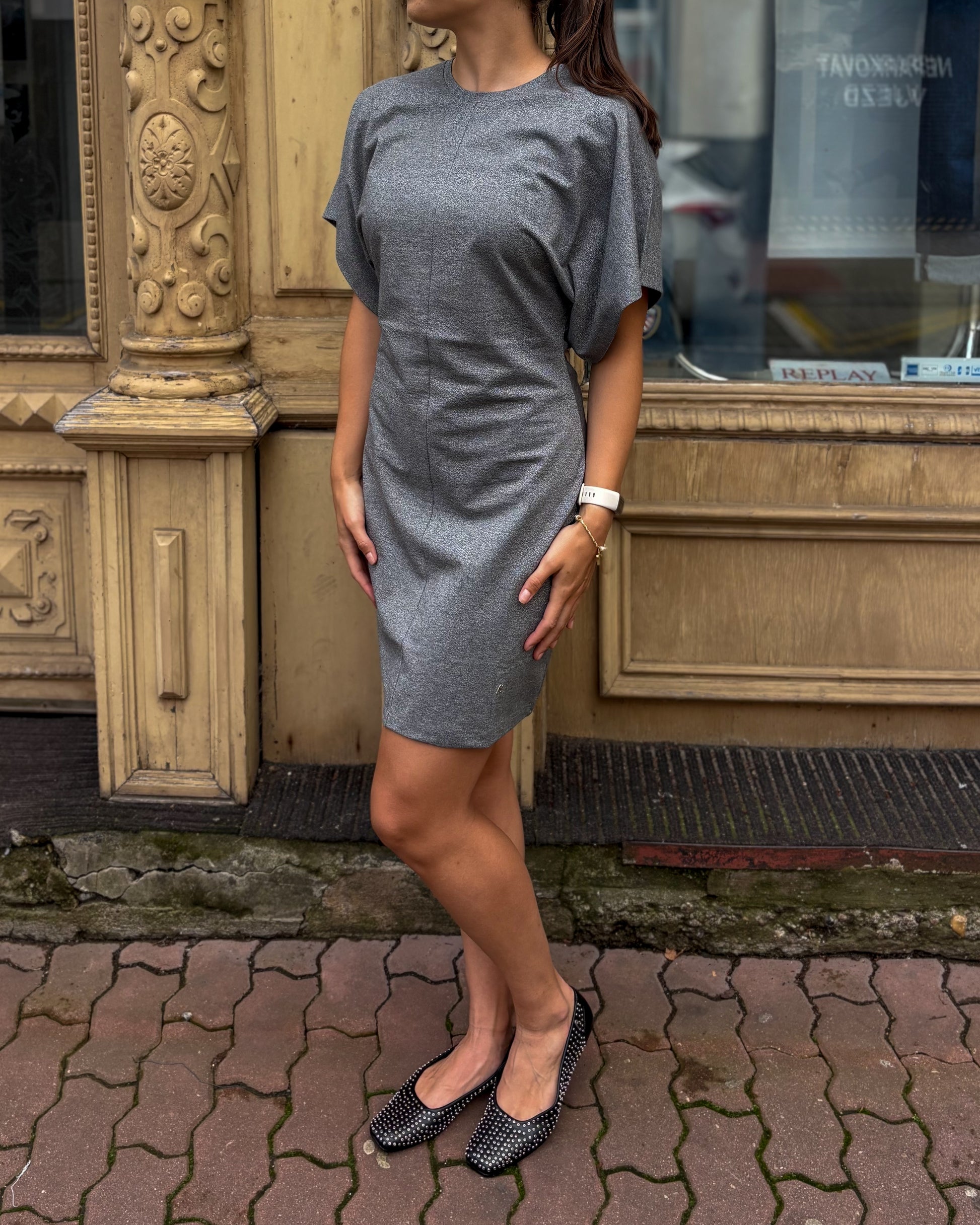 KRÁTKÉ REPLAY SLIM-FIT ŠATY ZE STŘÍBRNÉHO LUREXU 