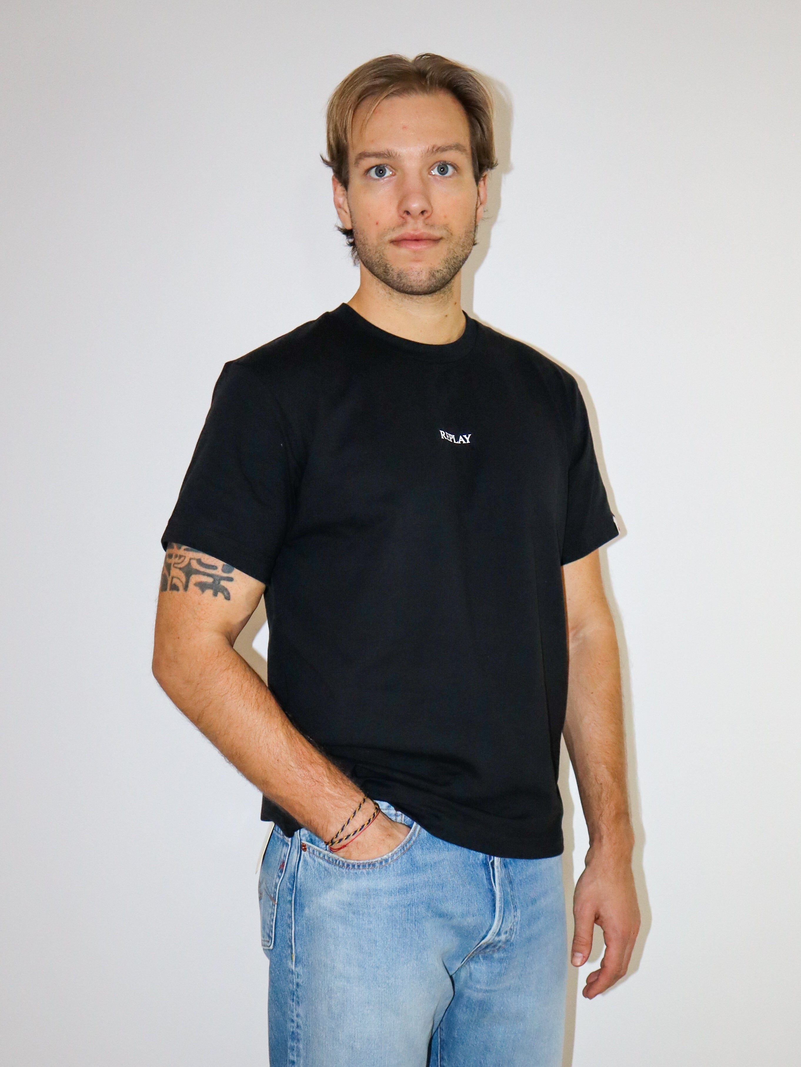 REPLAY PÁNSKÉ BAVLNĚNÉ TRIČKO S VÝSTŘIHEM 