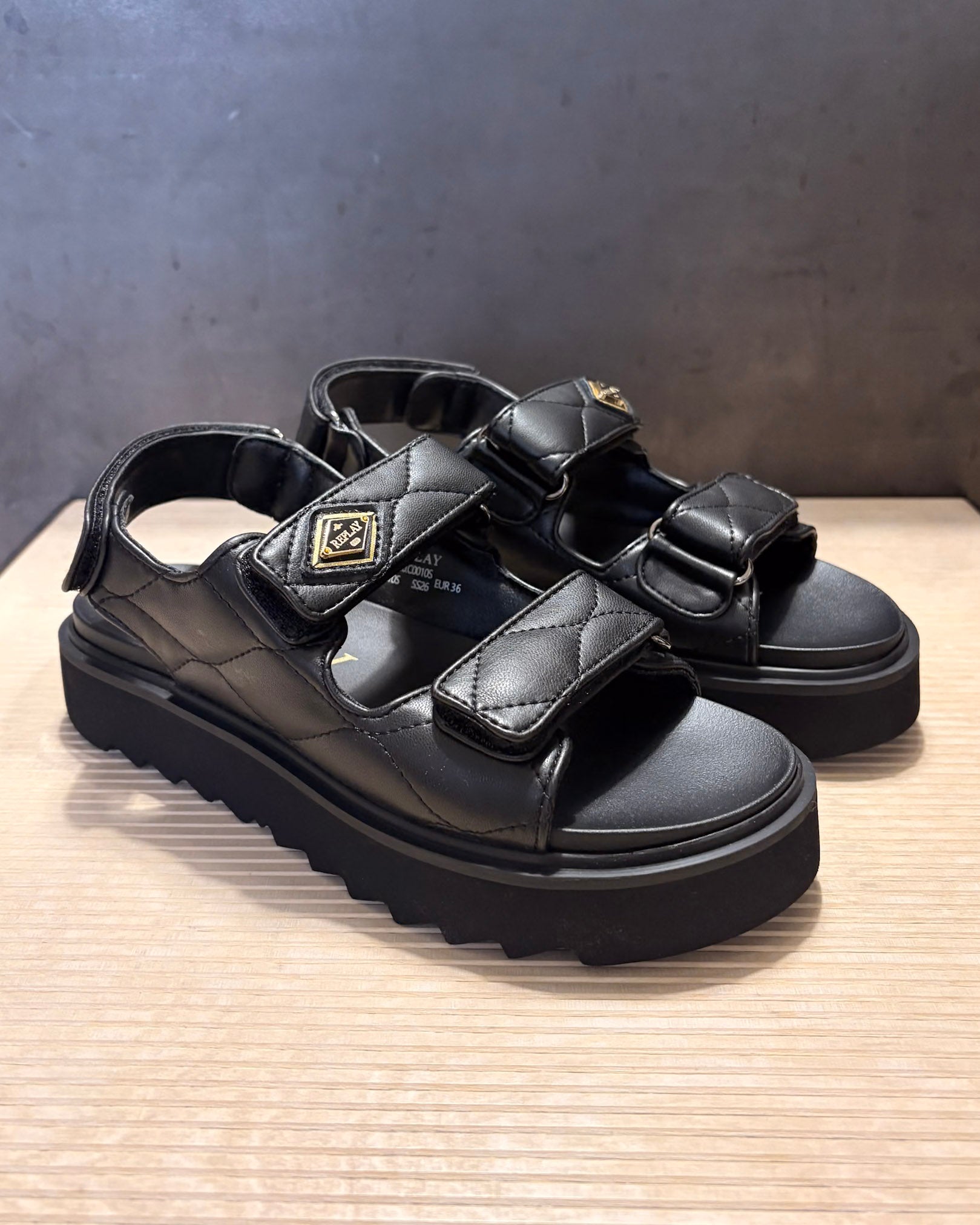 DÁMSKÉ SANDÁLE REPLAY S DIAMANTOVÝM PROŠÍVÁNÍM 