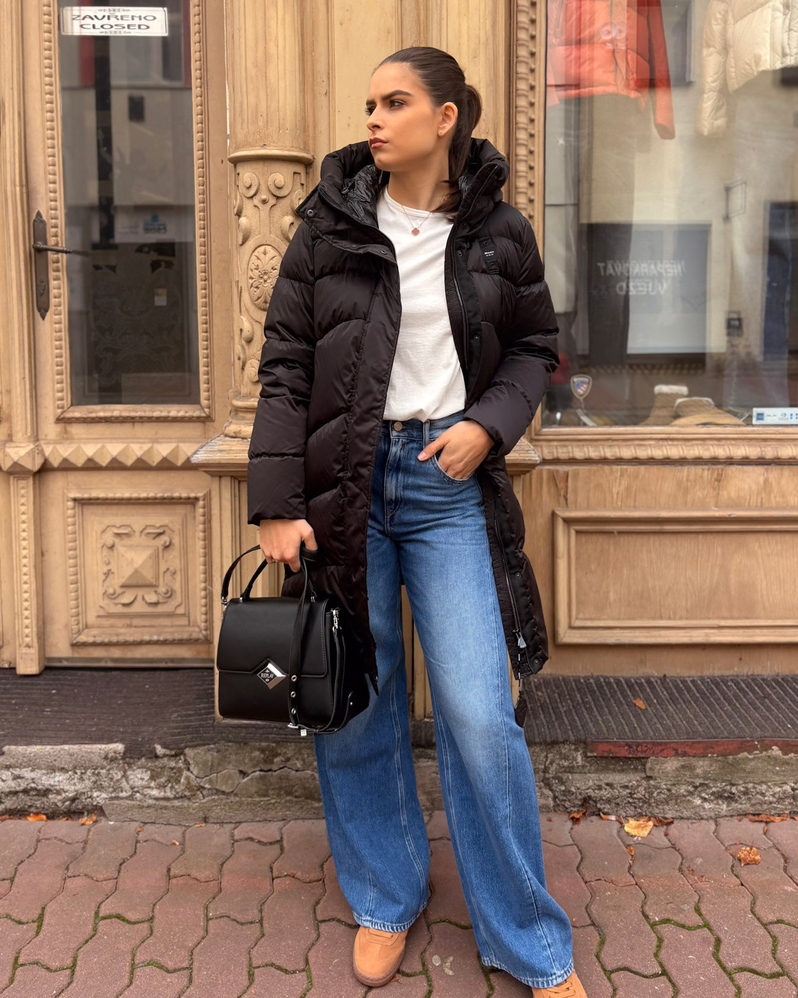 BLAUER Opera černý kabát dámský - boční pohled modelky s taškou