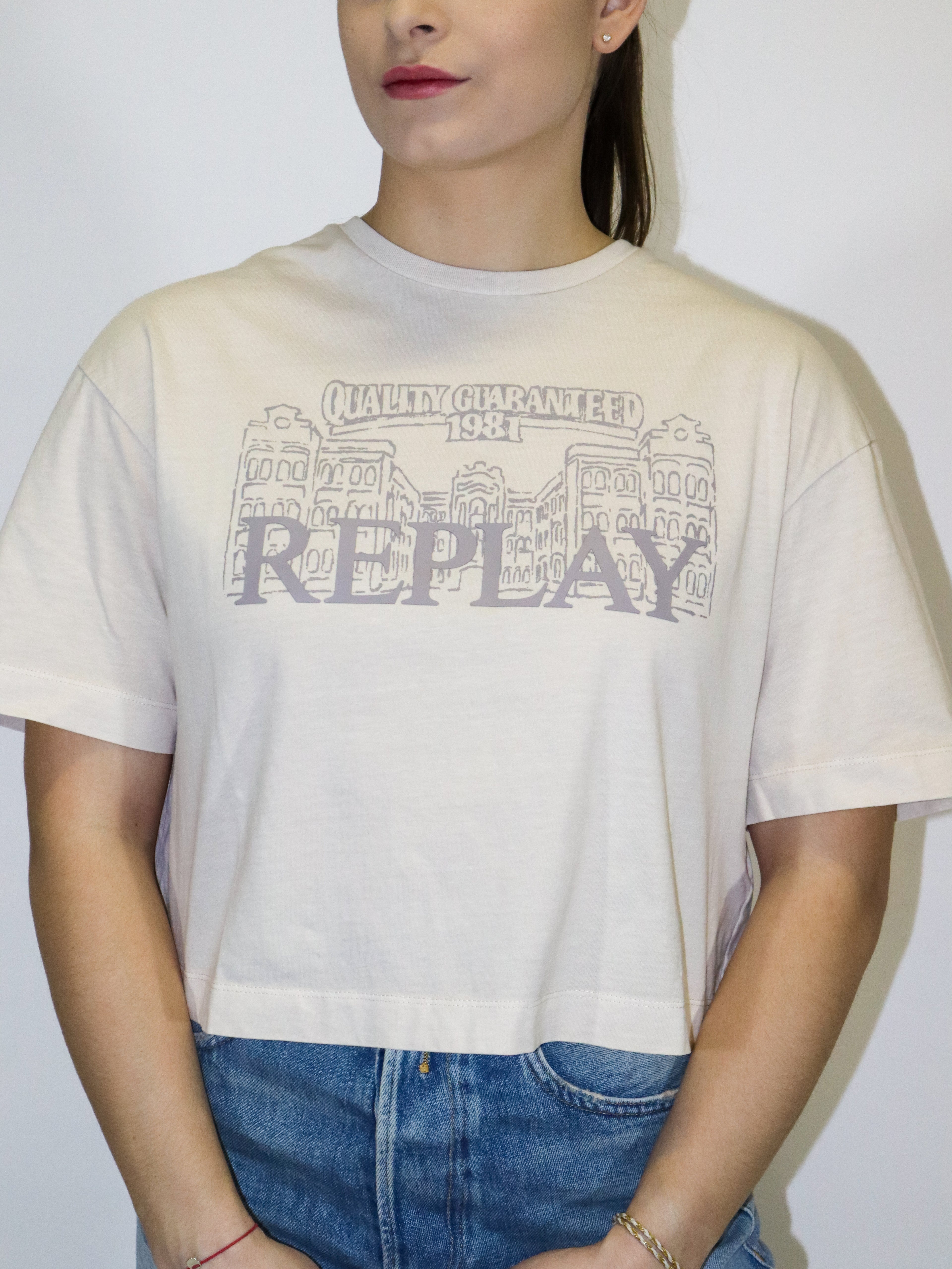 REPLAY DÁMSKE SKRÁTENÉ TRIČKO S VYRAŽENÝM LOGOM