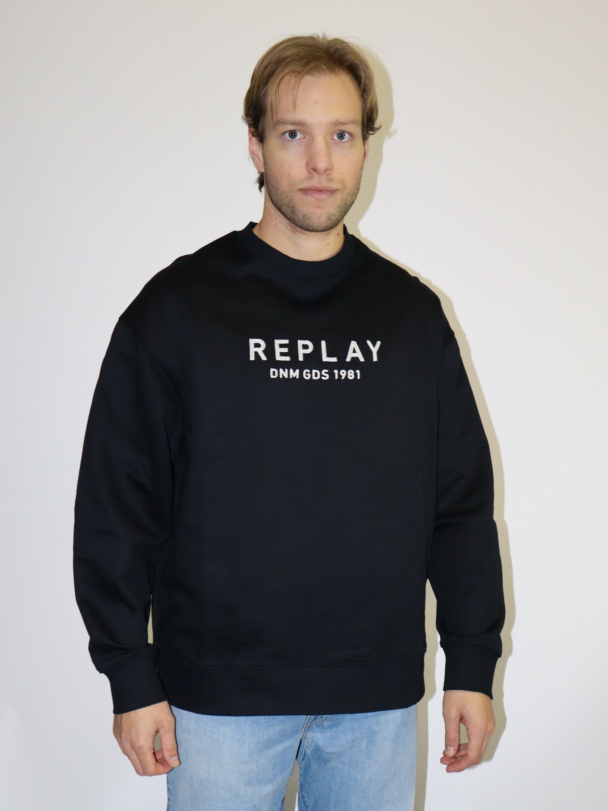 REPLAY PÁNSKÁ MIKINA UVOLNĚNÉHO STŘIHU S NÁPISEM