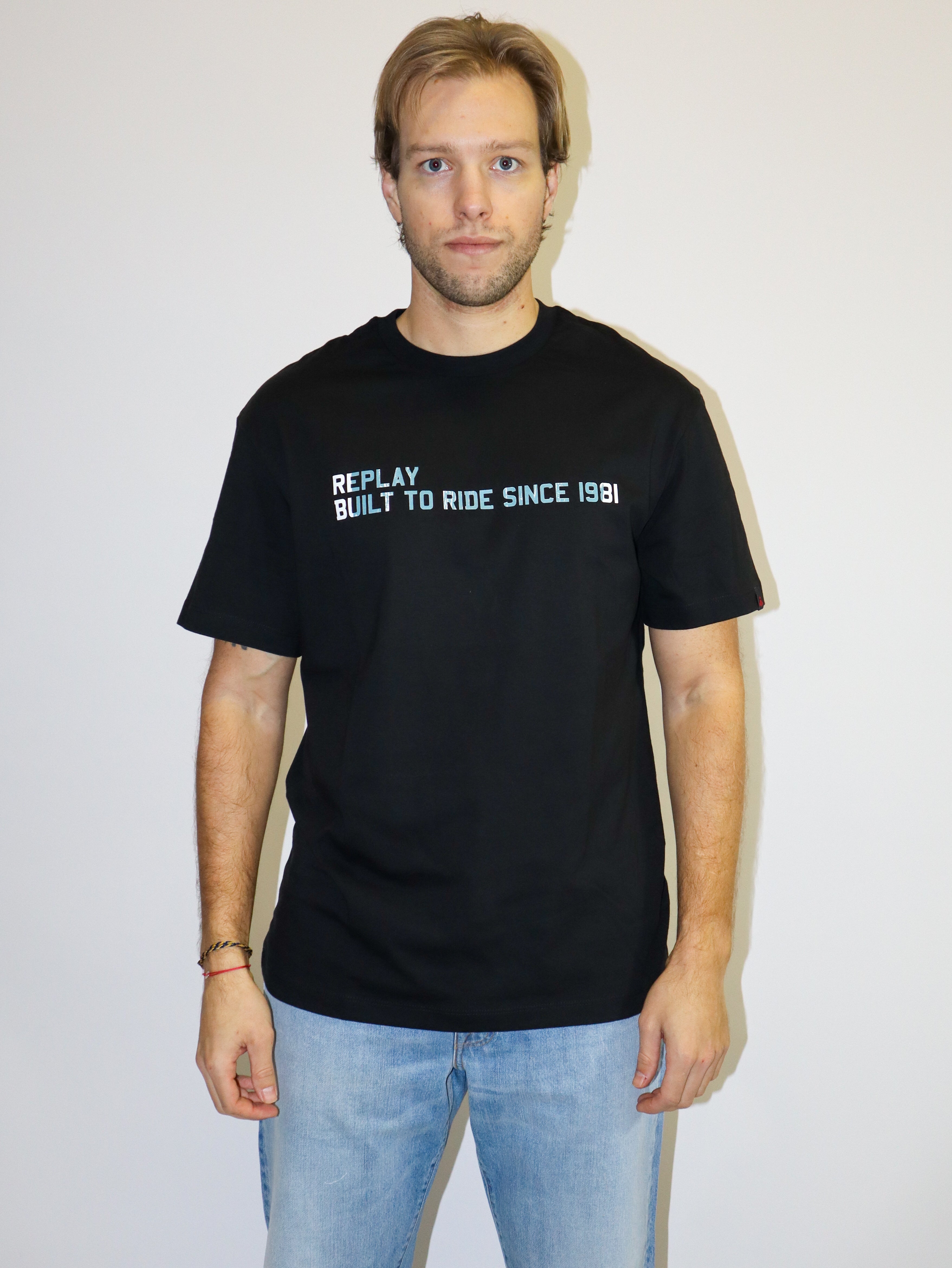 REPLAY PÁNSKE TRIČKO VOĽNÉHO STRIHU S POTLAČOU