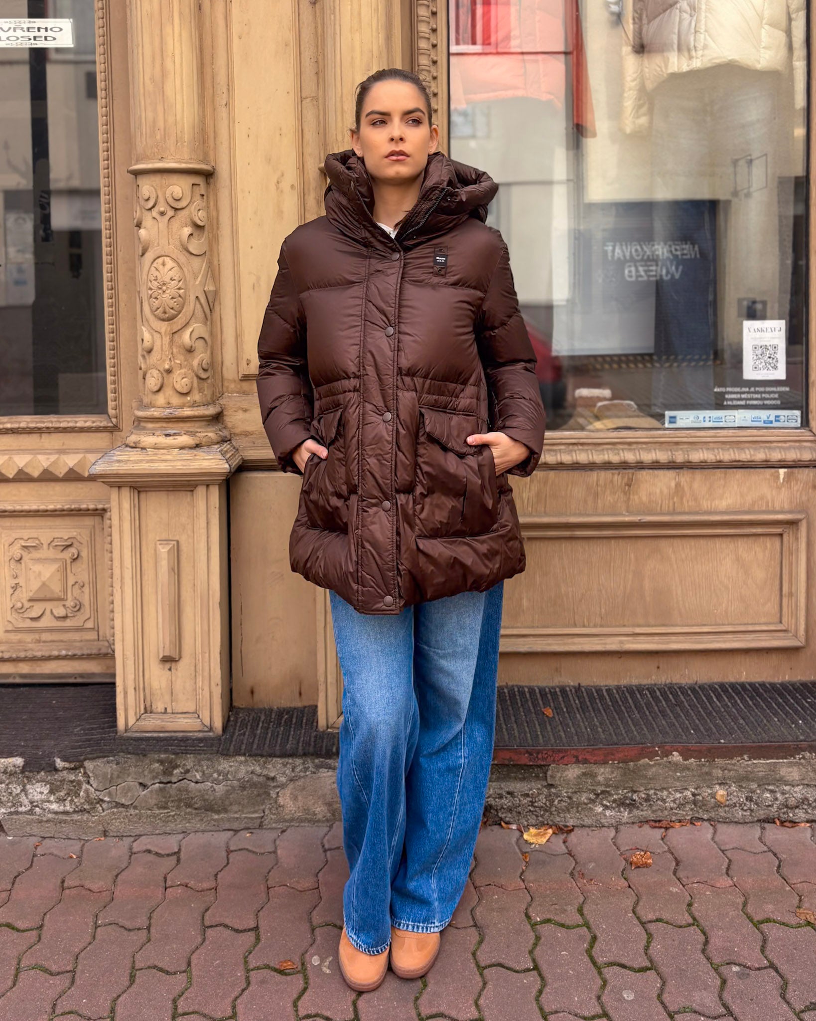 Dámská krátká prošívaná bunda BLAUER Chelsea v čokoládově hnědé barvě - modelka v modrých kalhotách, přední pohled
