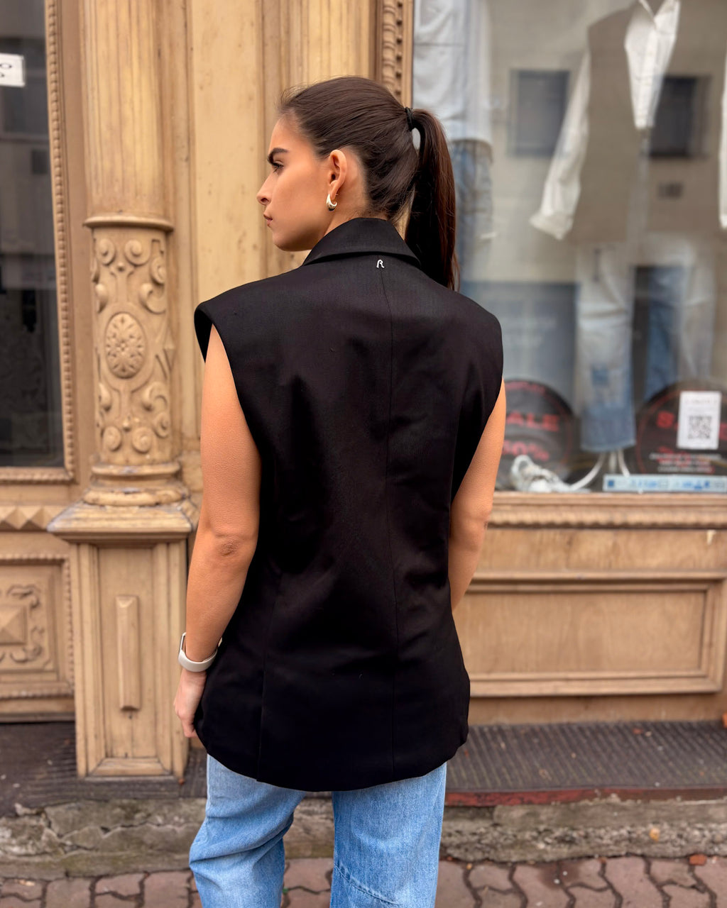 DÁMSKÁ KOSTÝMOVÁ VESTA S HLUBOKÝM VÝSTŘIHEM