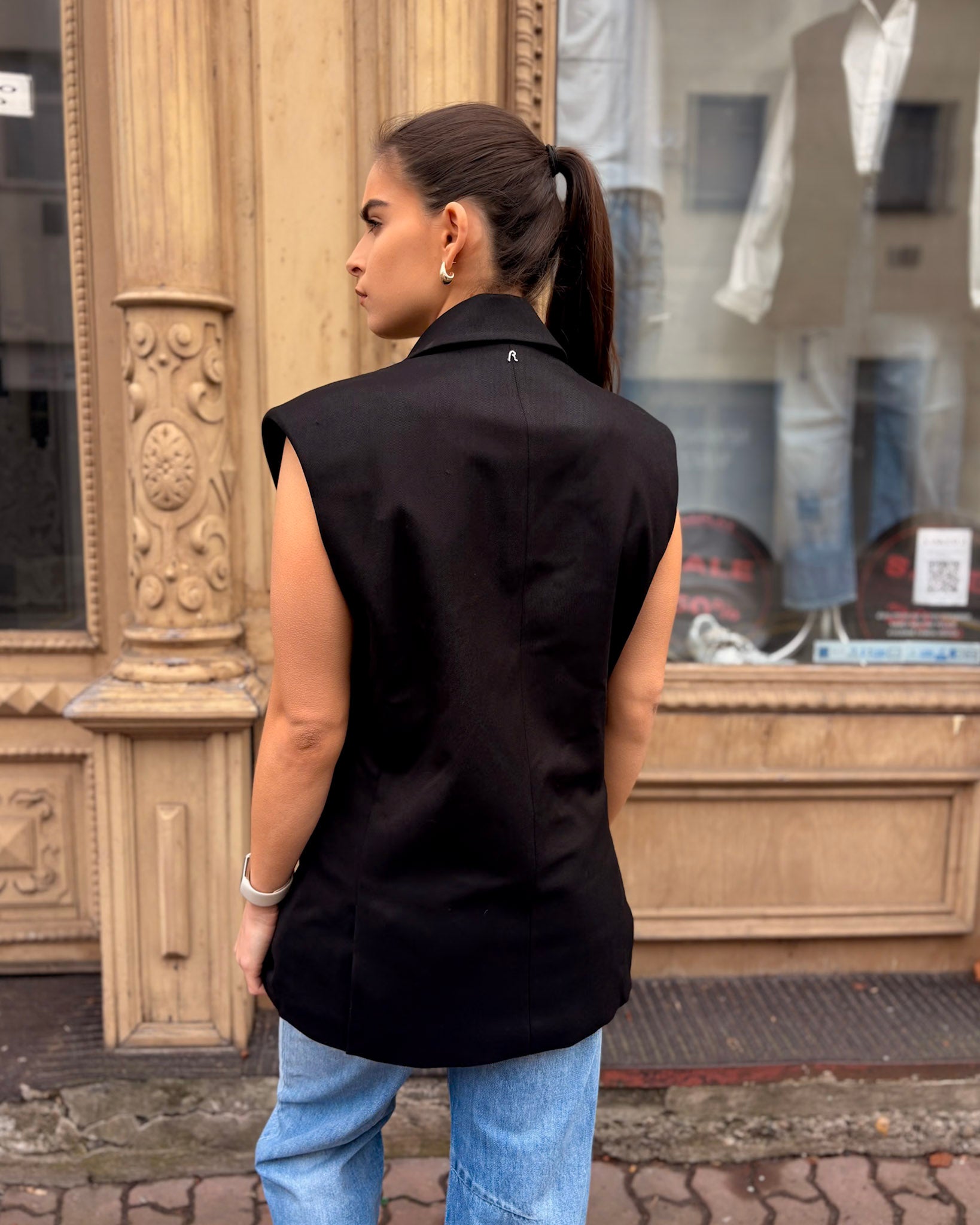 DÁMSKÁ KOSTÝMOVÁ VESTA S HLUBOKÝM VÝSTŘIHEM