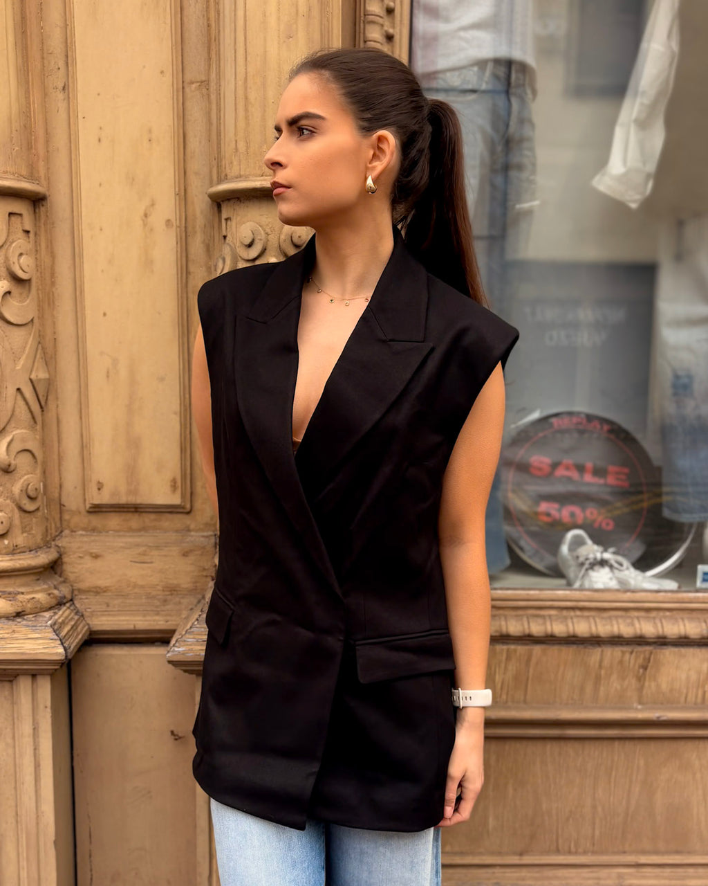DÁMSKÁ KOSTÝMOVÁ VESTA S HLUBOKÝM VÝSTŘIHEM