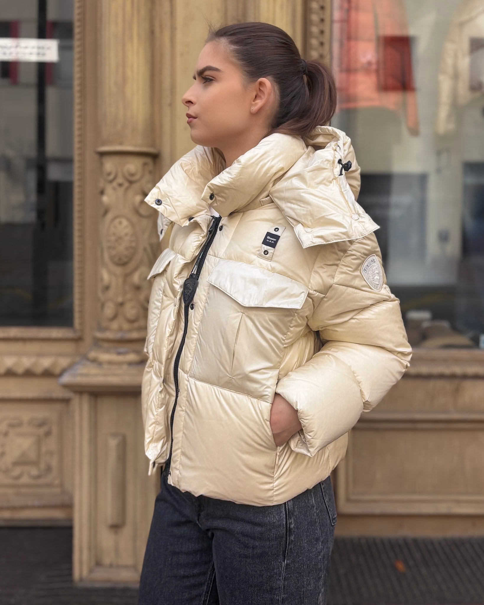 KRÁTKÁ LESKLÁ PÉŘOVÁ BLAUER BUNDA LAVAL 