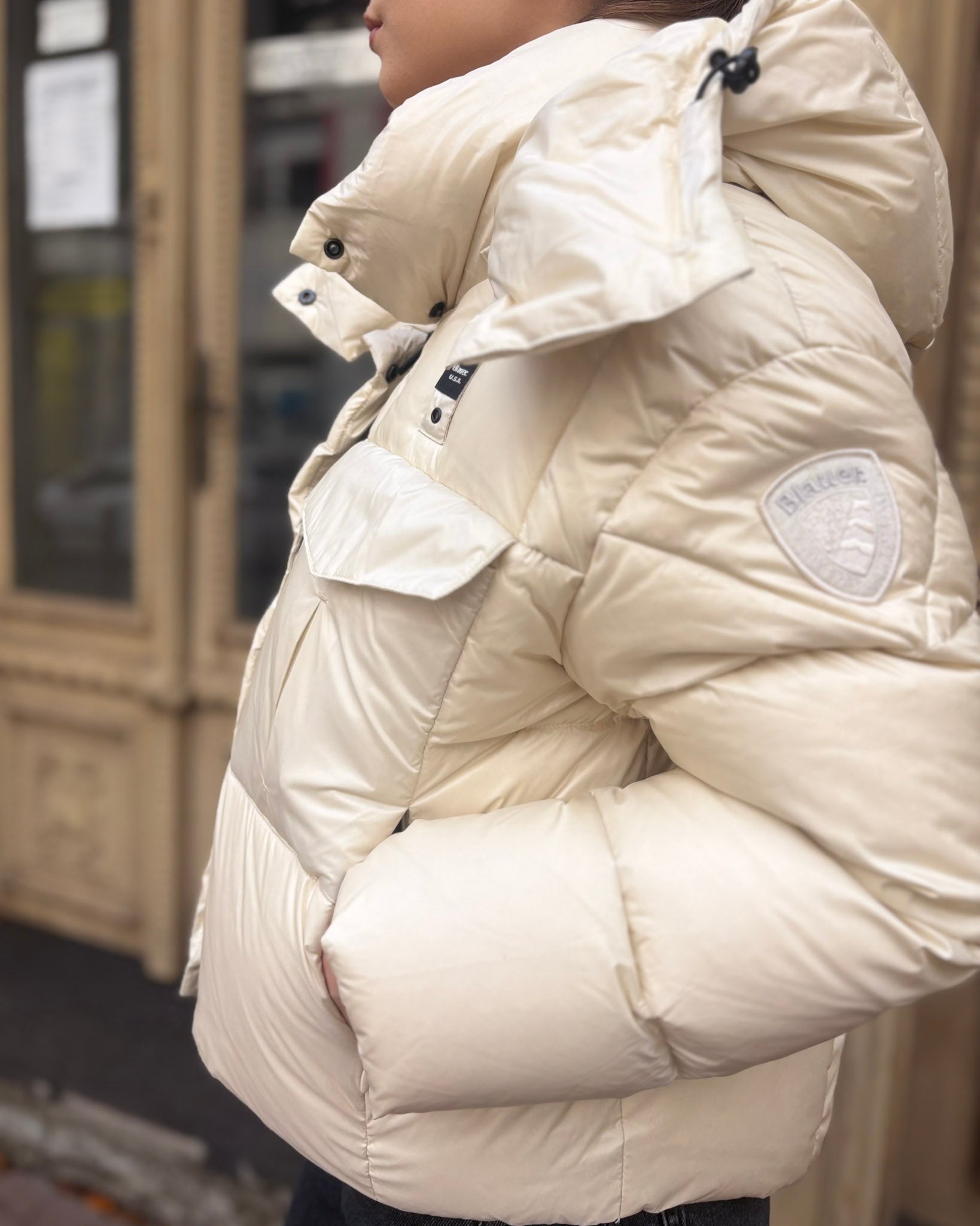 KRÁTKÁ LESKLÁ PÉŘOVÁ BLAUER BUNDA LAVAL 