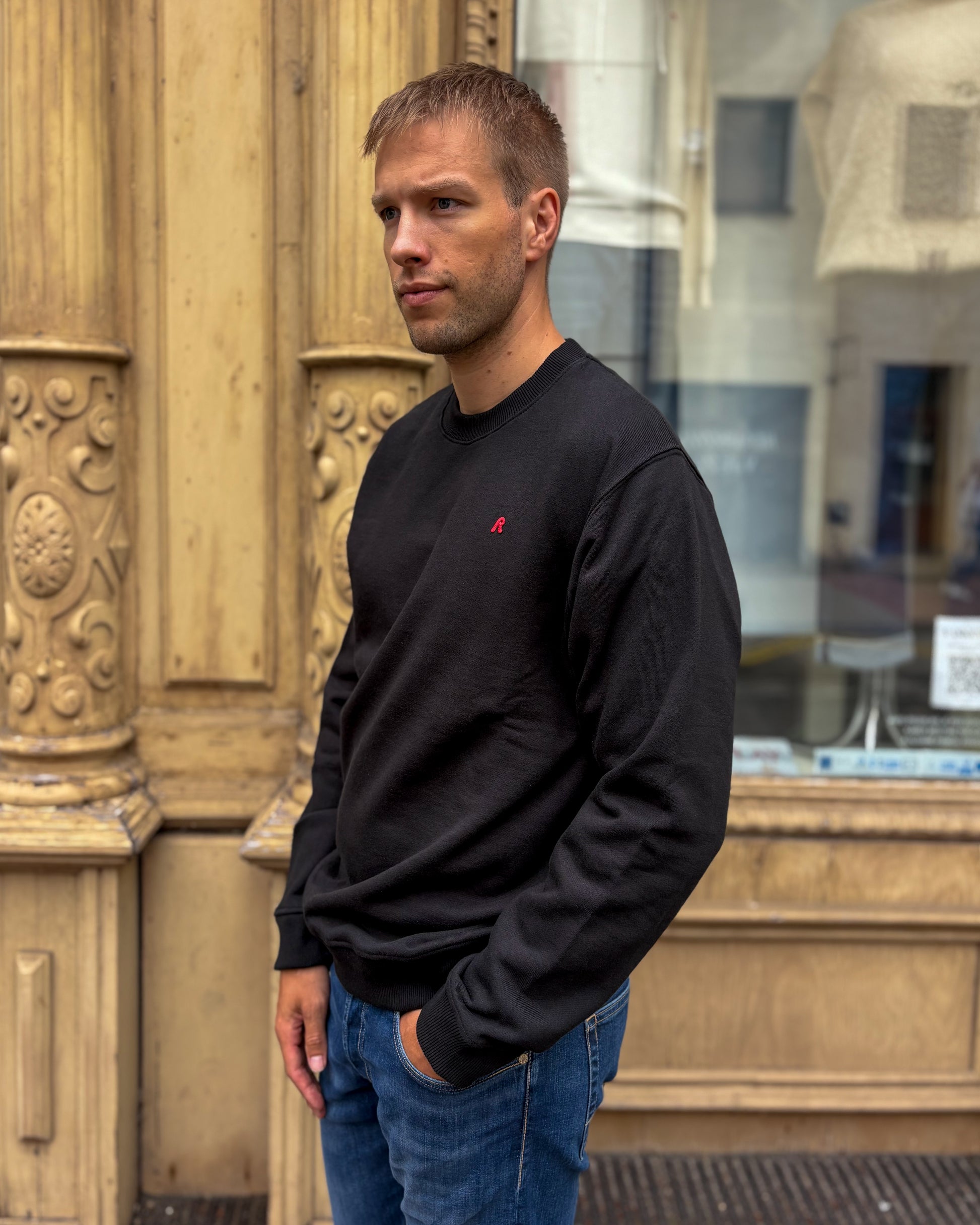 PÁNSKÁ MIKINA REPLAY S KULATÝM VÝSTŘIHEM Z KARTÁČOVANÉ BAVLNY