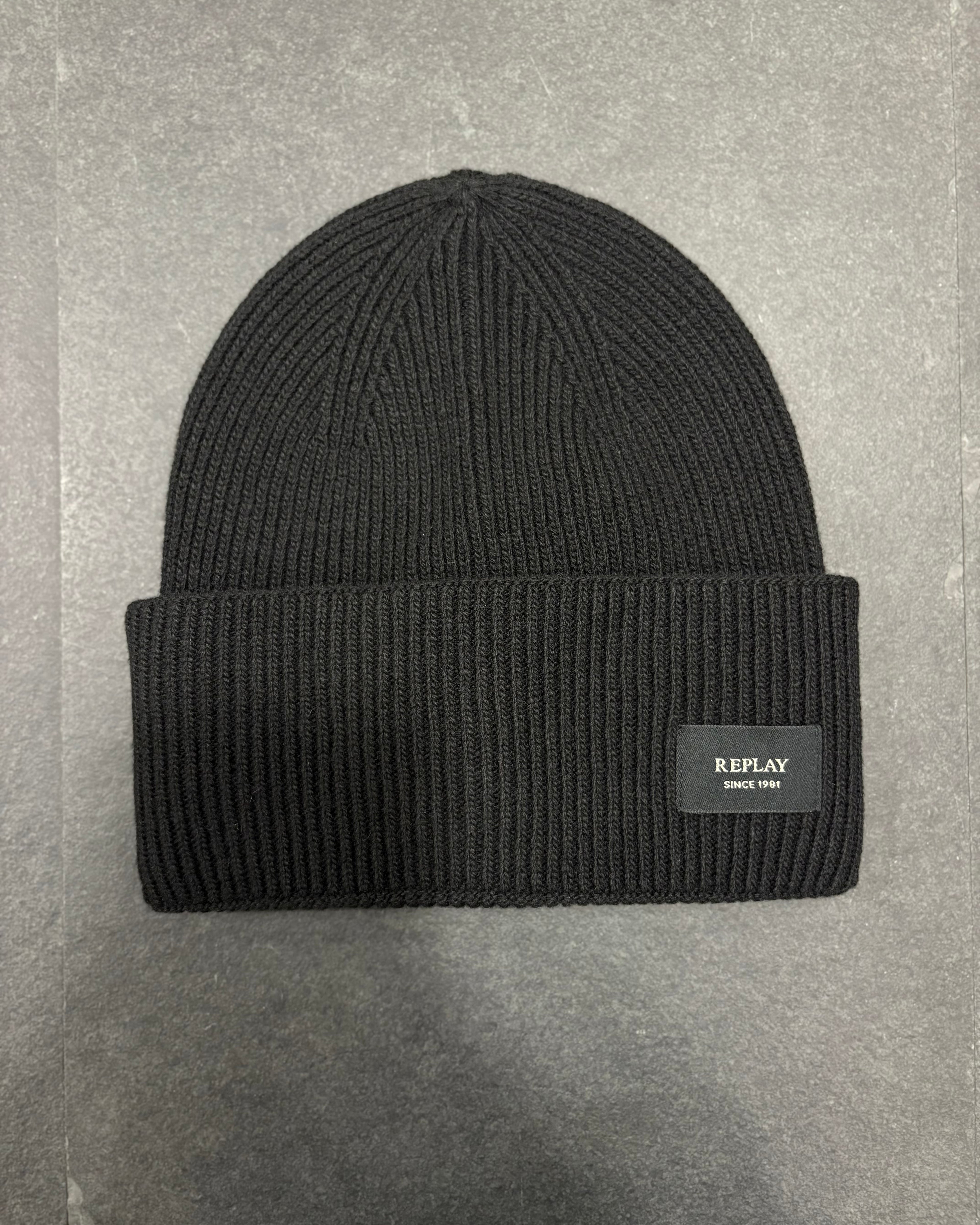 REPLAY PLETENÁ ČIAPKA SO ŠTÍTKOM NA LEME