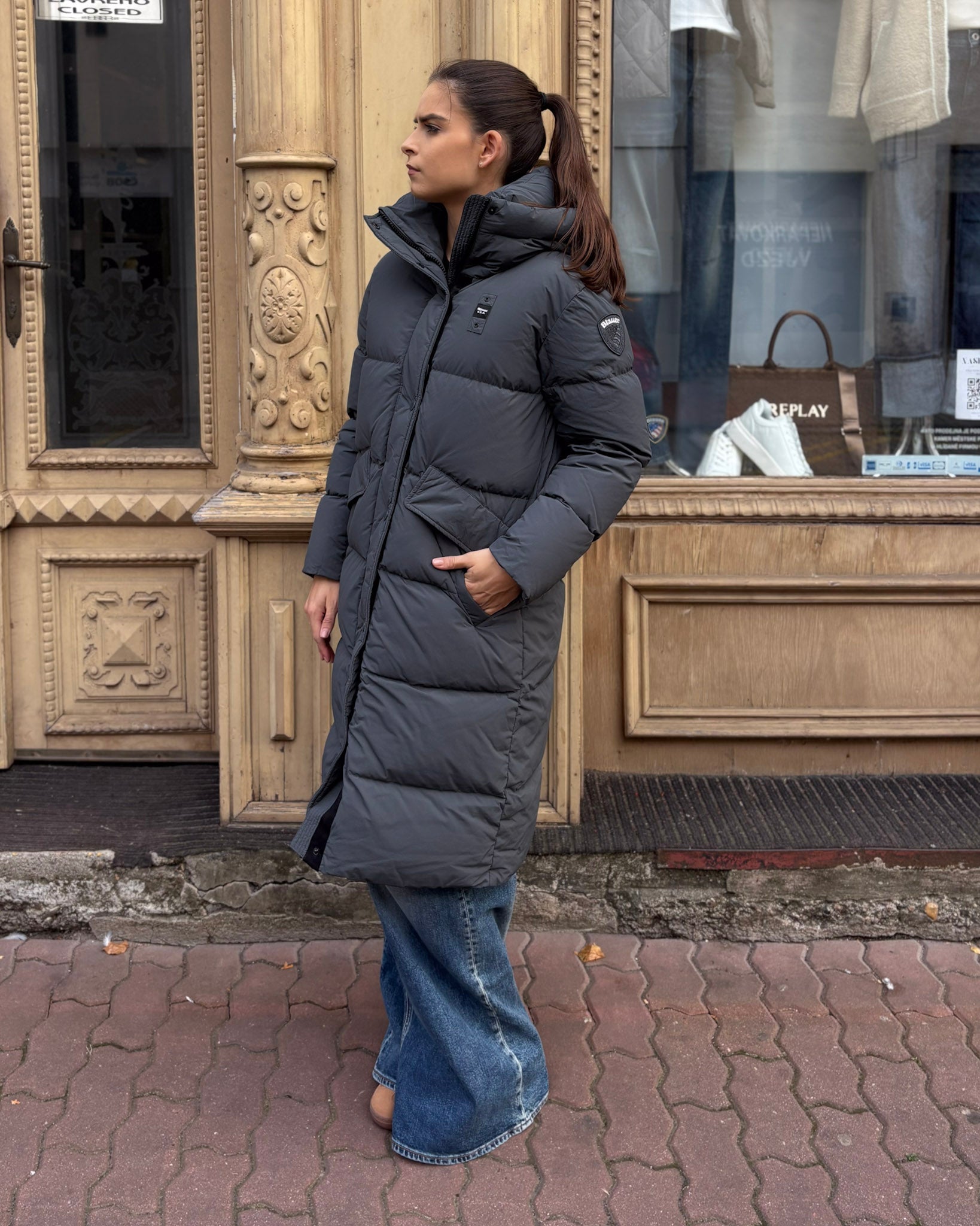 DLOUHÁ DÁMSKÁ PÉŘOVÁ BLAUER BUNDA LENA SE ČTYŘMI KAPSAMI 