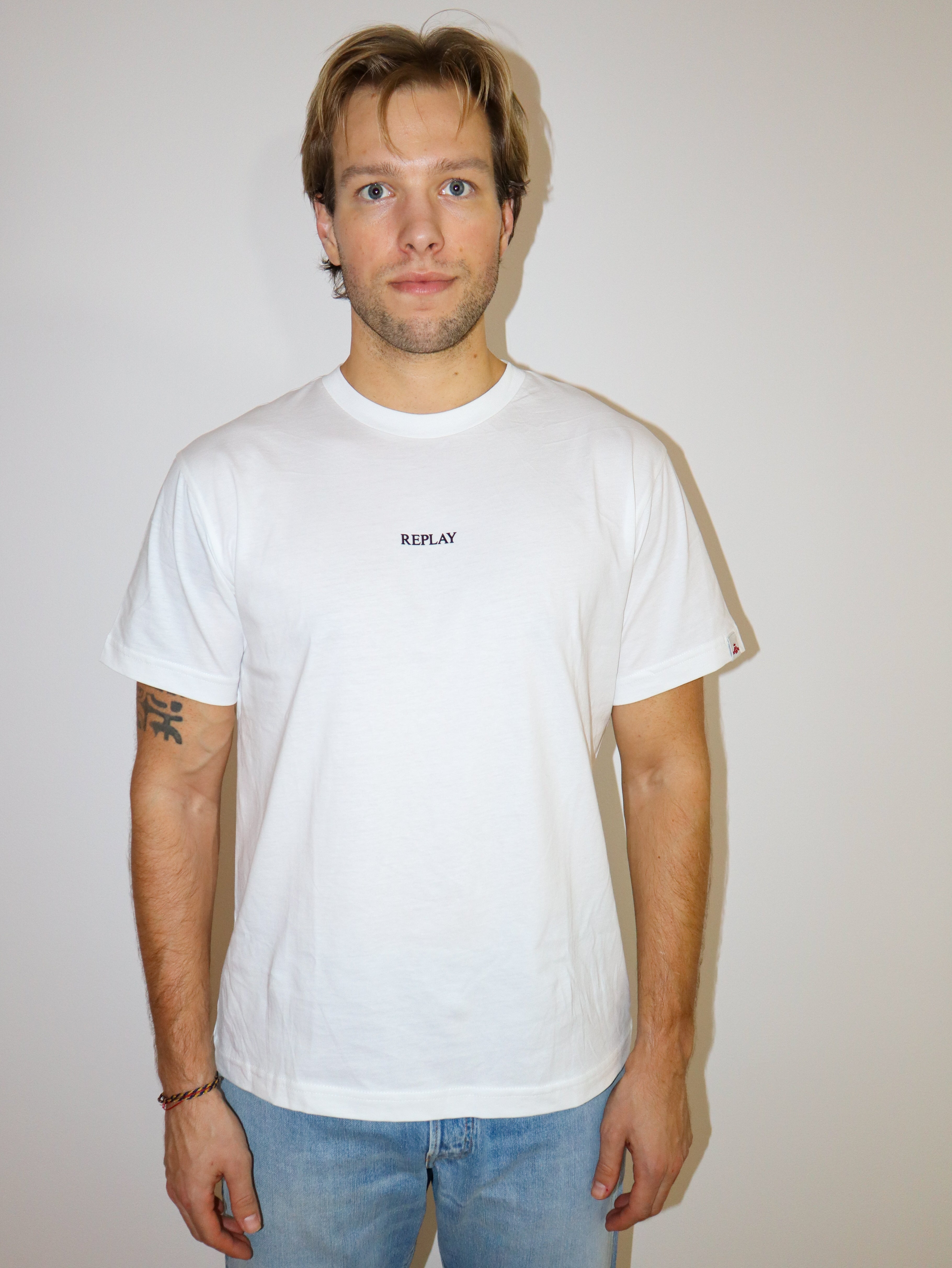 REPLAY PÁNSKÉ BAVLNĚNÉ TRIČKO S VÝSTŘIHEM 